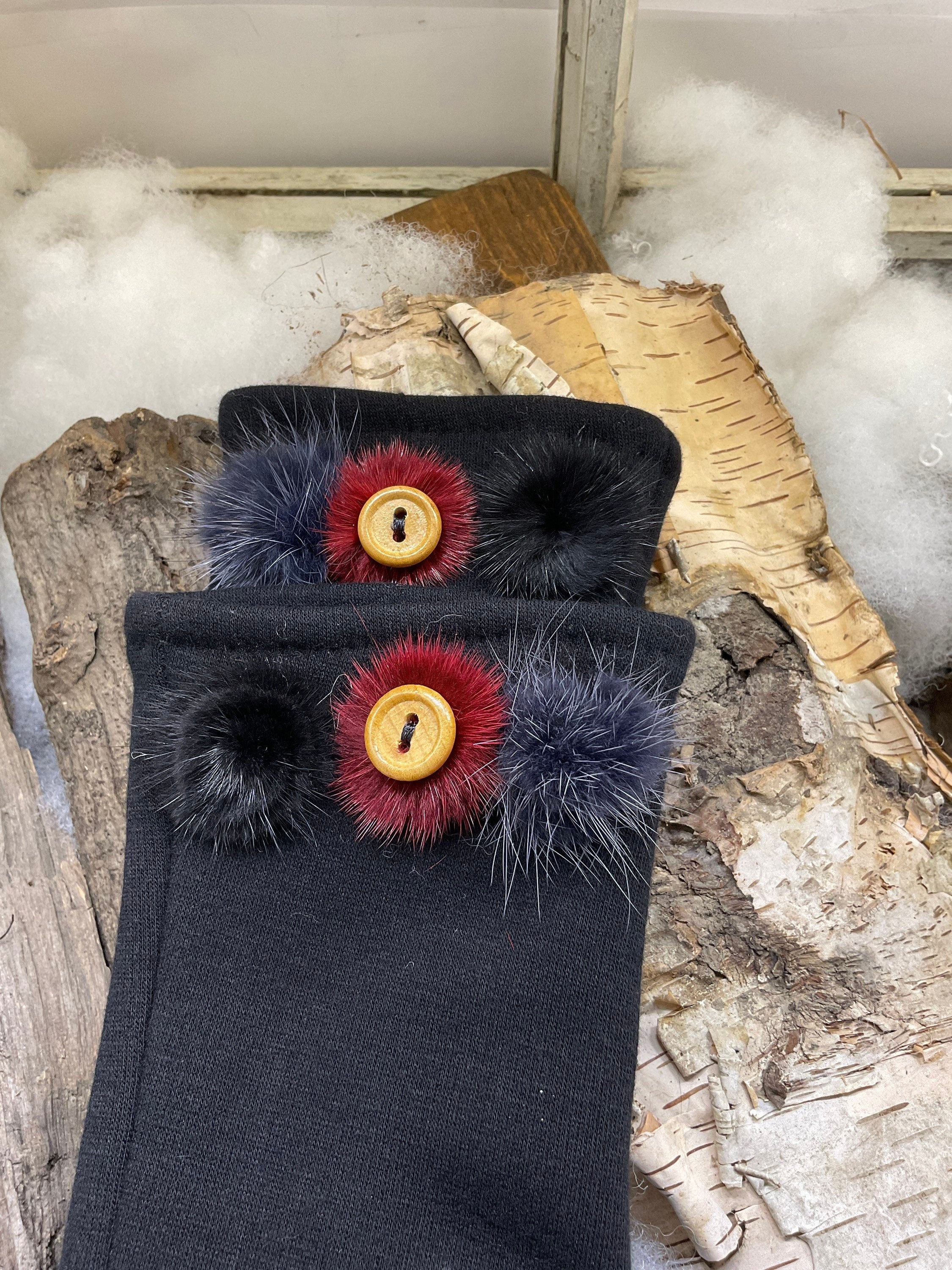 Gants de Ville ornés de vraie fourrure cousue au poignet avec bouton décoratif. SMALL