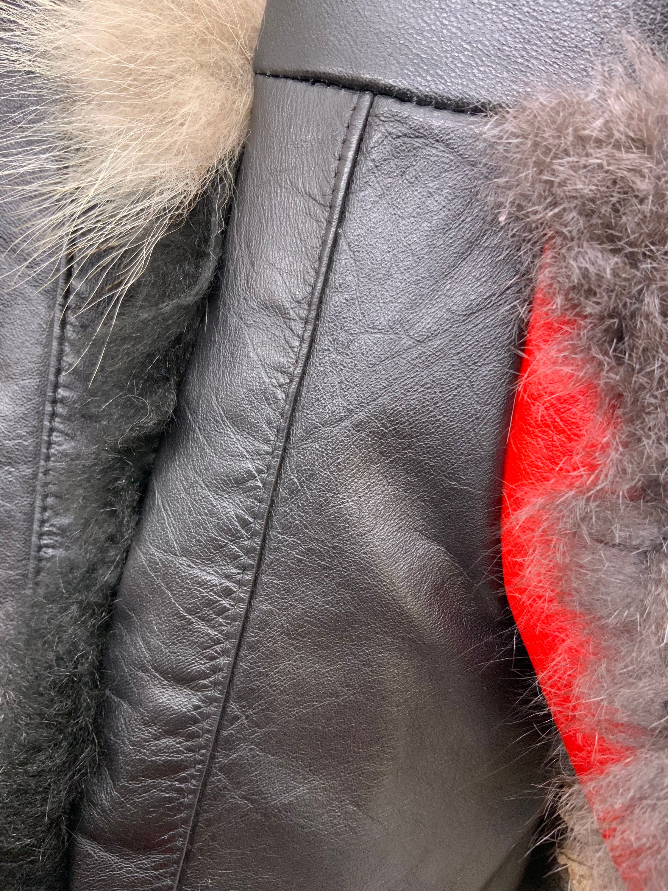 Mitaines Réjeanne Large édition Harley Davidson cuir noir opossum gris renard recyclés broderie ArtAbaska fait à la main Québec