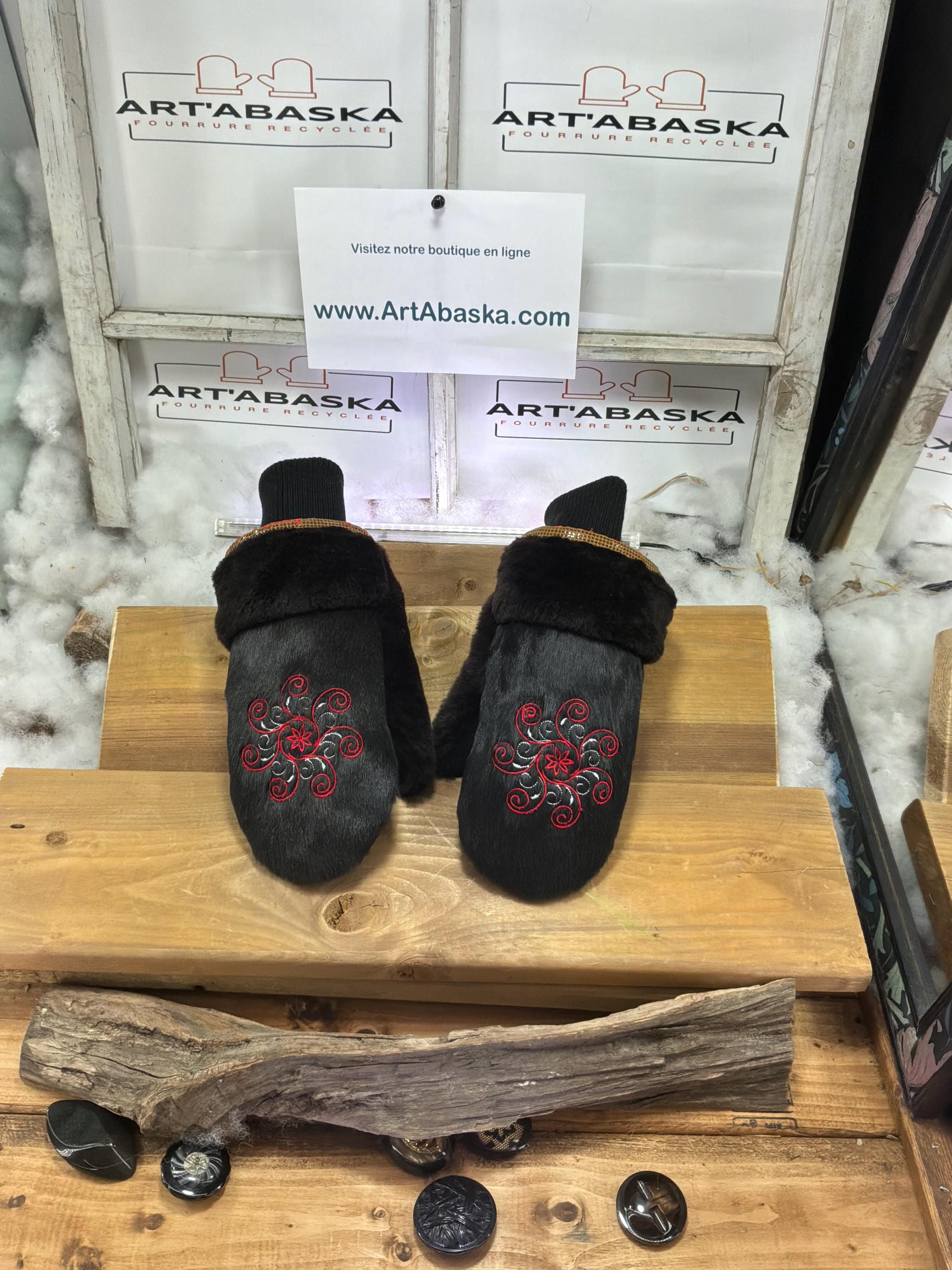 Mitaines de ville Medium Gertrude en fourrure recyclée – Faites à la main au Québec – Légères, élégantes, confort urbain – Édition Brodée