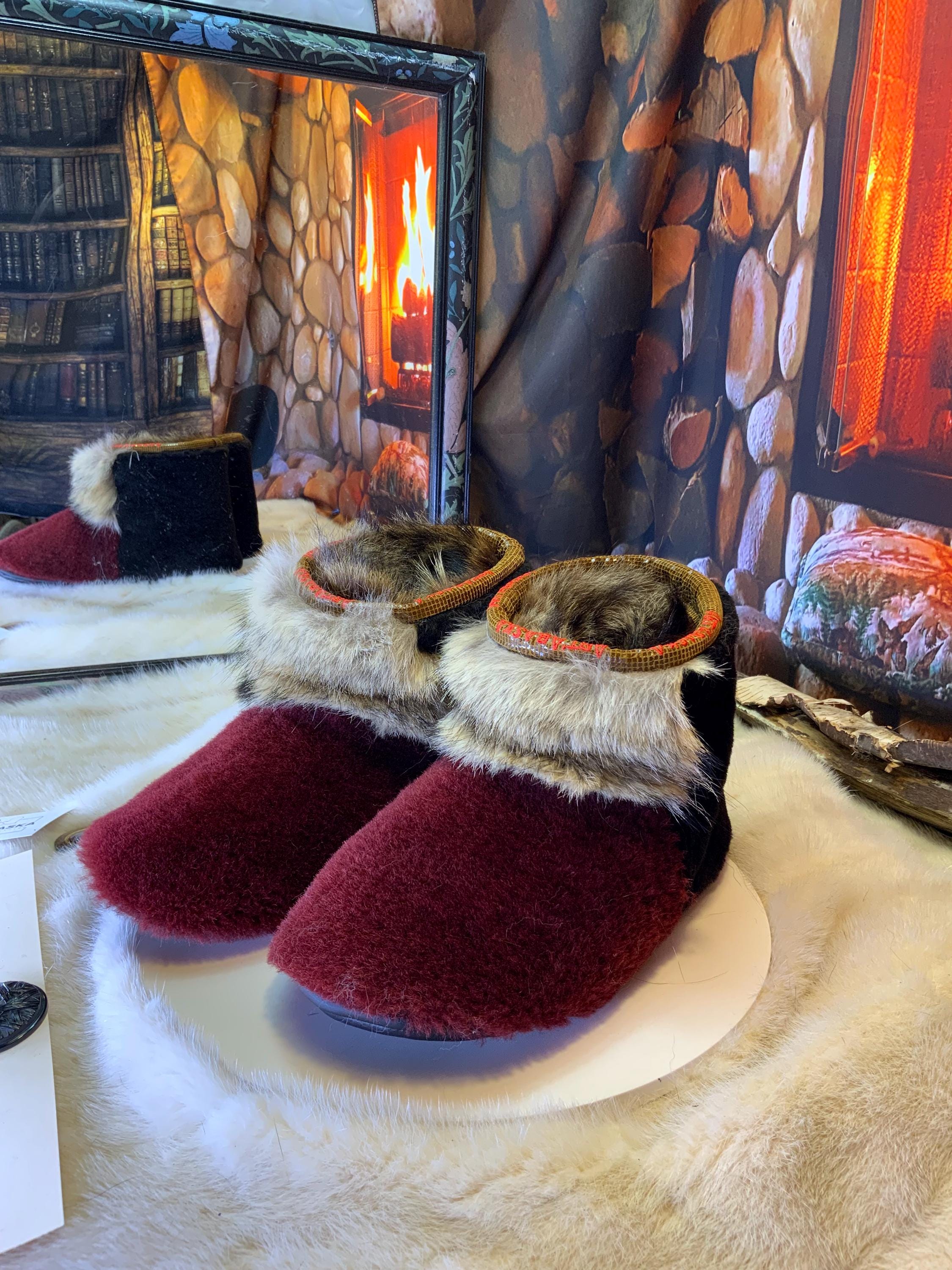 Mocassins d’intérieur Simone 9 femme, mouton bourgogne et coyote recyclé, semelle bleu royal, faits à la main au Québec 💙✨