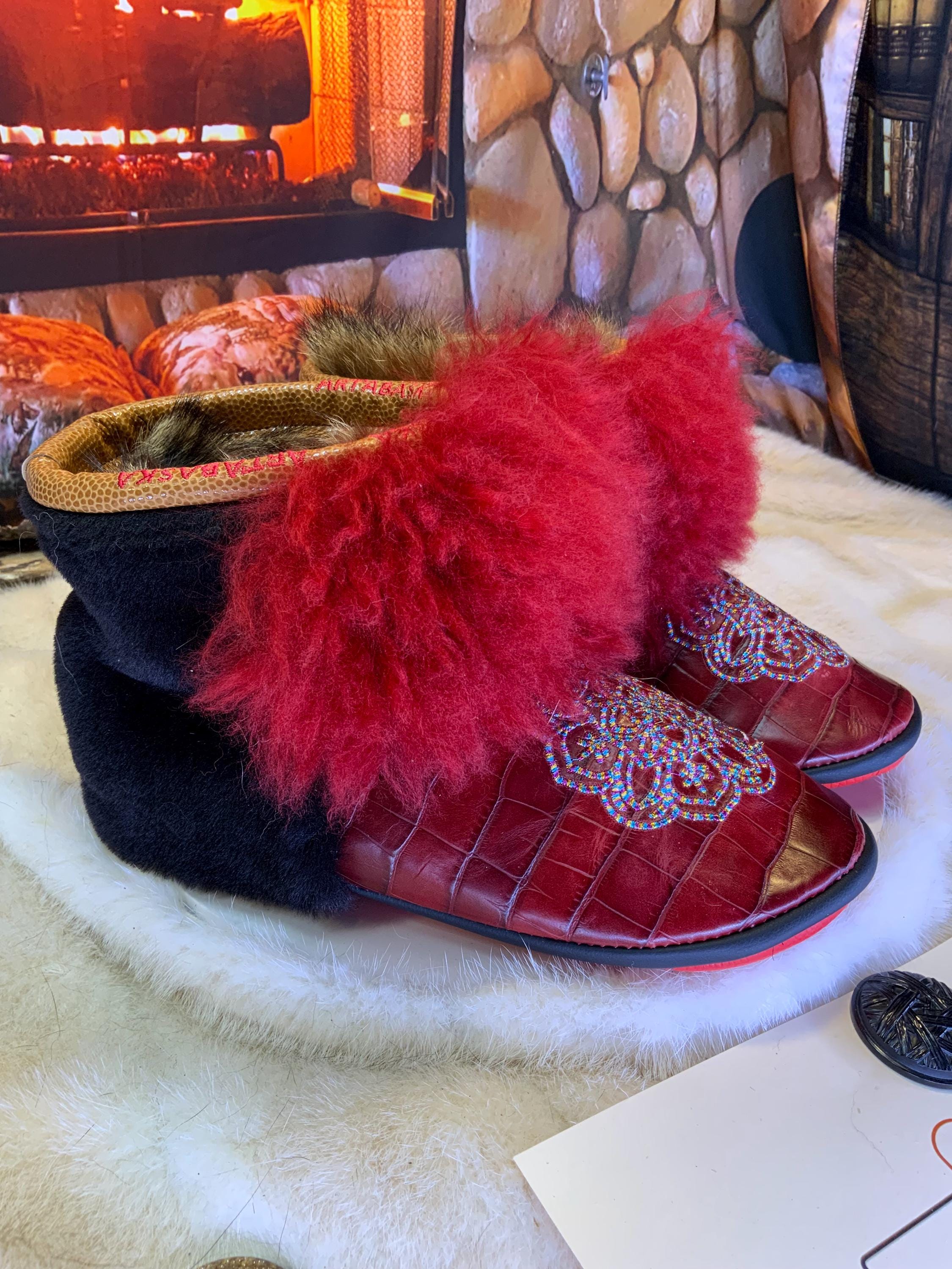 Mocassins d’intérieur Les Gemma – 9 femme – cuir crocodile bourgogne brodé mandala multicolore & mouton recyclé – Québec artisanal