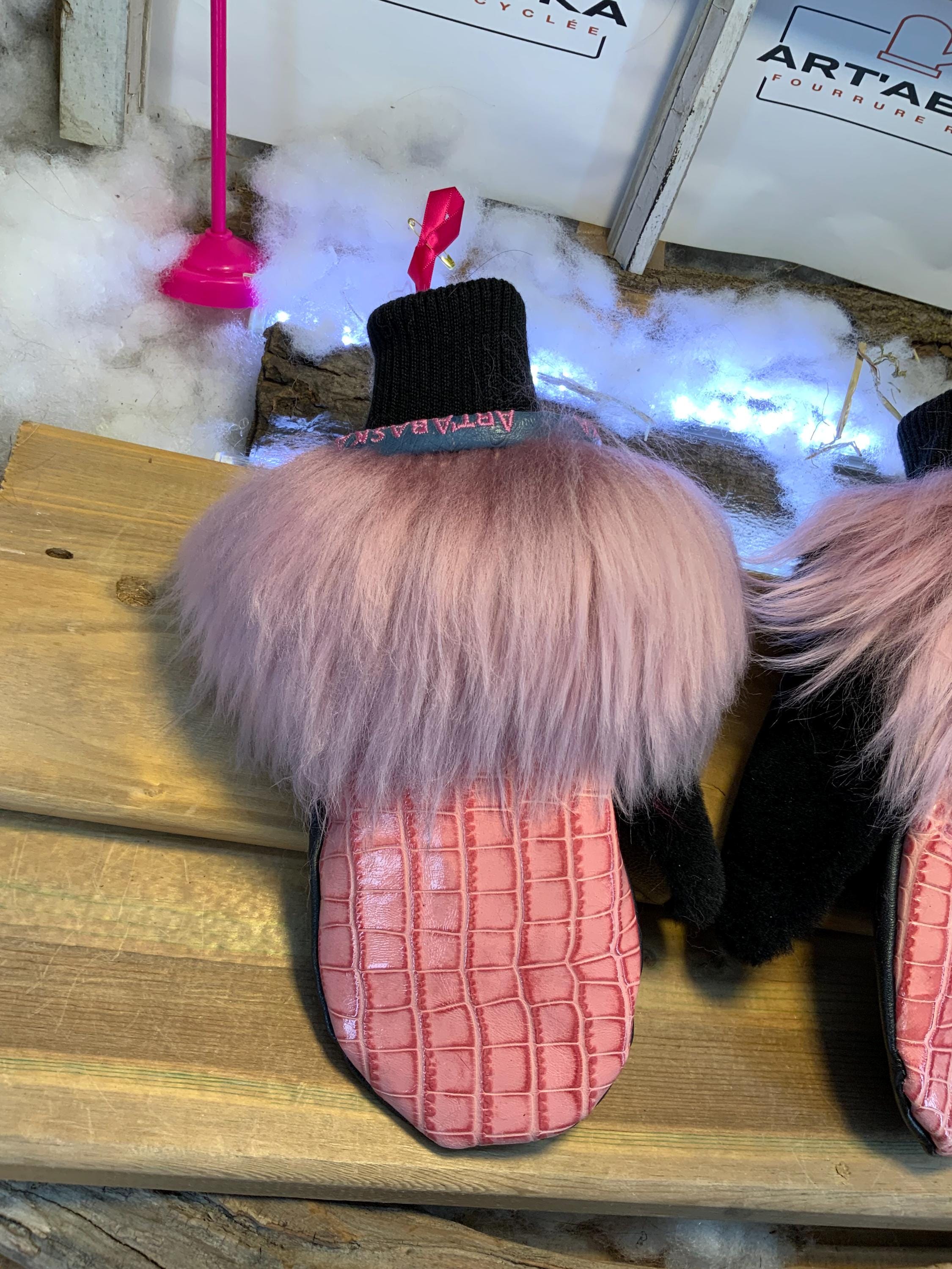 Mitaines de ville Irène faites à la main au Québec en fourrure recyclée avec cuir italien texturé rose grandeur Large