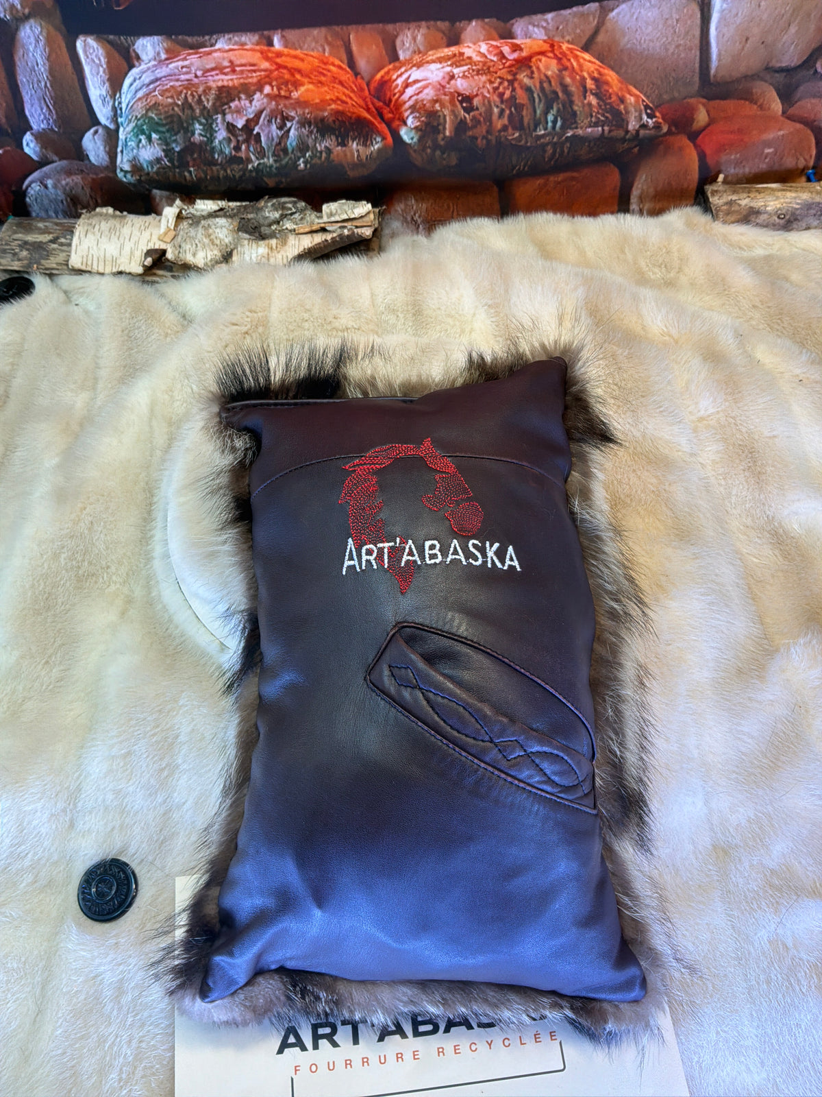 Coussin décoratif Johanne en fourrure recyclée de Chat Sauvage