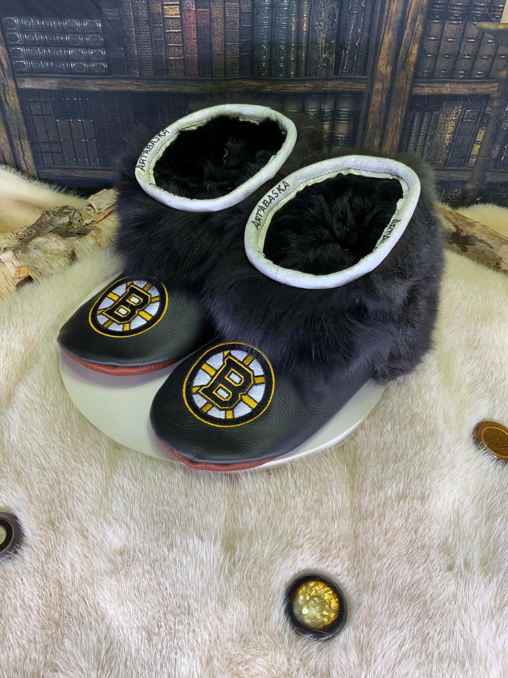 Mocassin d’intérieur homme Les Hélène – pointure 11 – édition spéciale Bruins de Boston – cuir & fourrure recyclés – fait à la main Québec