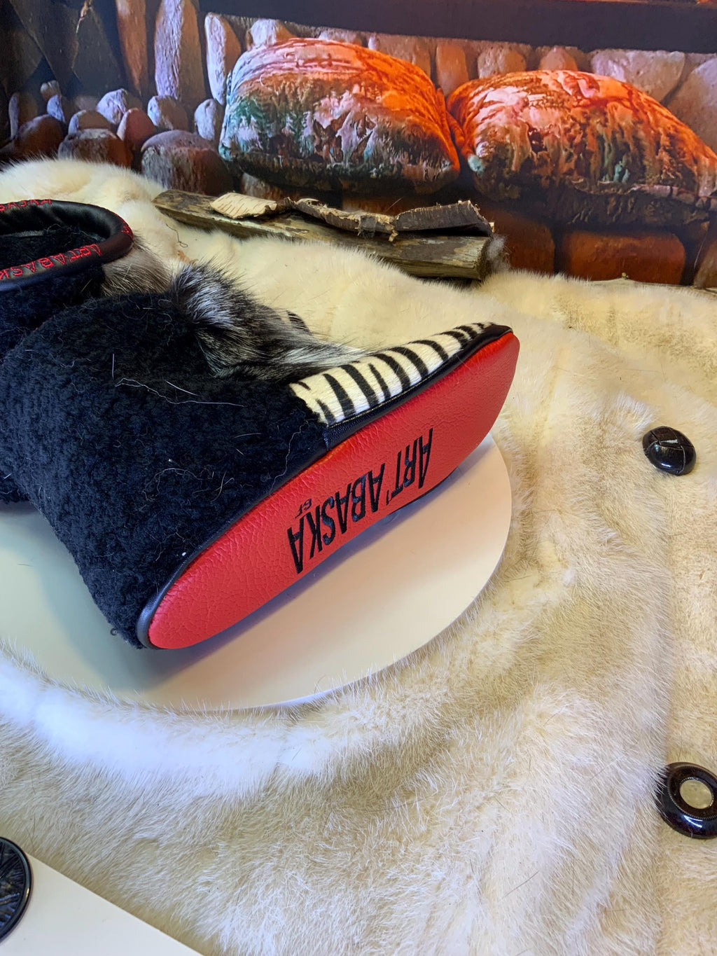 Mocassins d’intérieur Huguette – 6 femme – peau de vache recyclée imprimée zèbre, semelle rouge éclatante ✨🖤🤍❤️