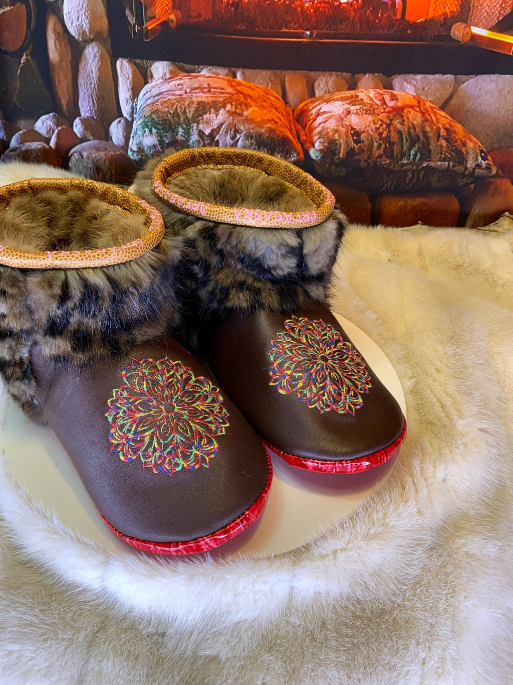 Mocassins d’intérieur Madeleine 10 femme, cuir italien brun chocolat brodé mandala multicolore, faits à la main au Québec ✨🤎