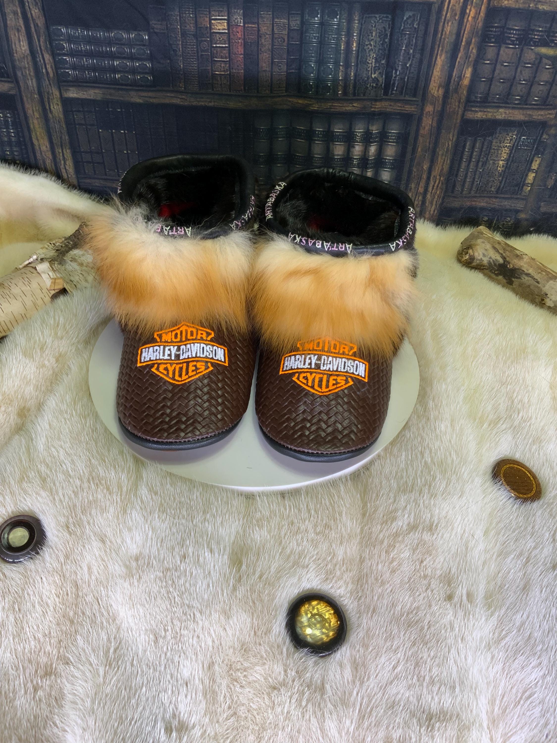 Mocassins d’intérieur Les Gabrielle – 9 Femme – cuir italien tressé & fourrures recyclées – fait à la main au Québec, pièce unique Harley