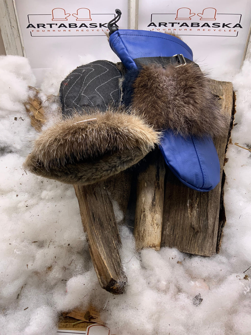 Mitaines Clementine Medium – Cuir bleu royal & rouge haut de gamme fourrures recyclées raton et opossum fait main Québec