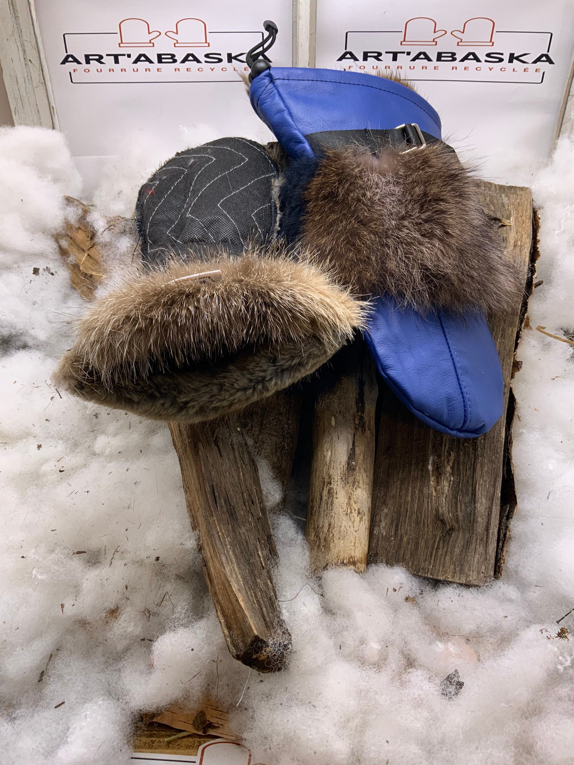 Mitaines Clementine Medium – Cuir bleu royal & rouge haut de gamme fourrures recyclées raton et opossum fait main Québec