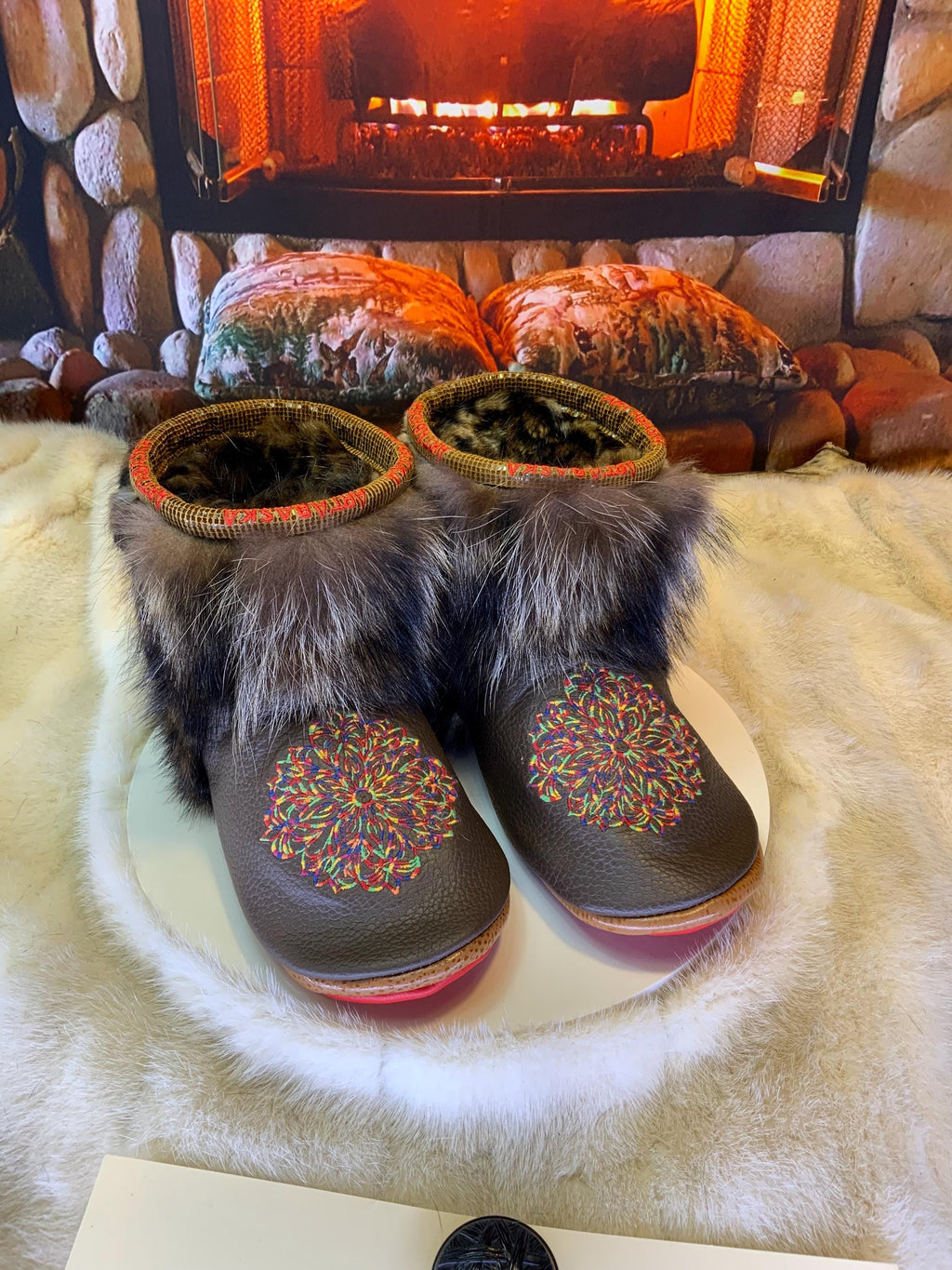 Mocassins d’intérieur Nicole – 8 femme – cuir italien brodé mandala multicolore, raton & vison recyclés, semelle rouge, faits à la main au Québec ✨🌸❤️