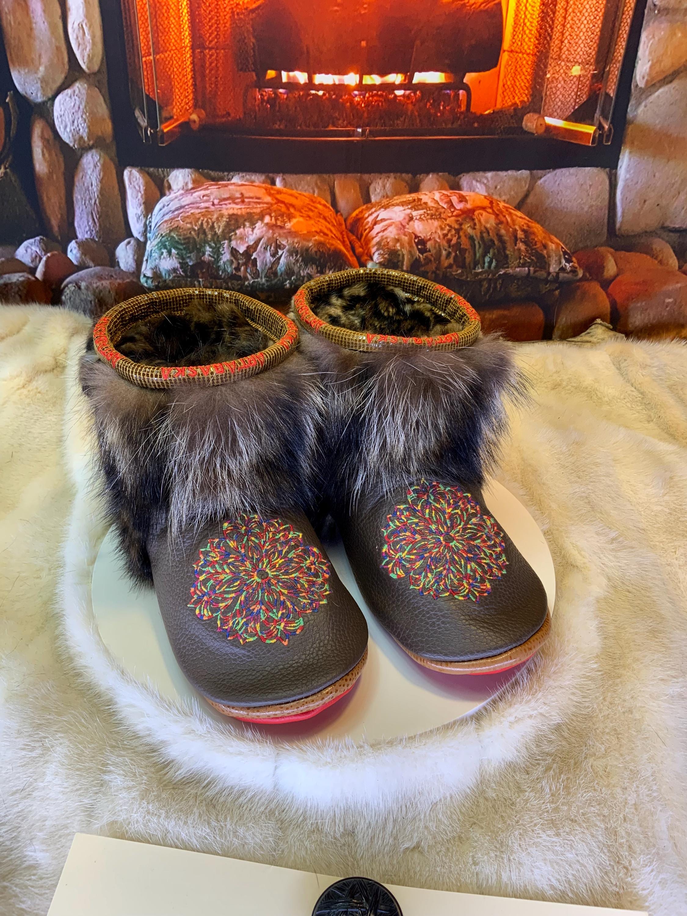 Mocassins d’intérieur Nicole – 8 femme – cuir italien brodé mandala multicolore, raton & vison recyclés, semelle rouge, faits à la main au Québec ✨🌸❤️