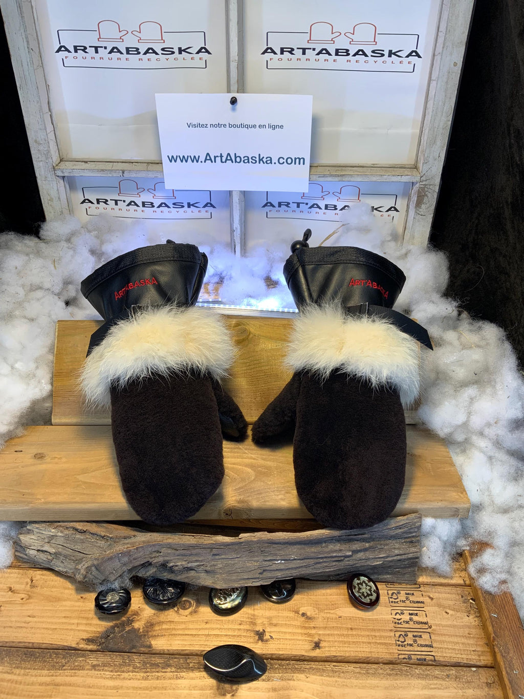 Mitaines Les Fabienne – Medium, mouton rasé brun café, renard norvégien blanc, cuir italien noir, fait à la main au Québec