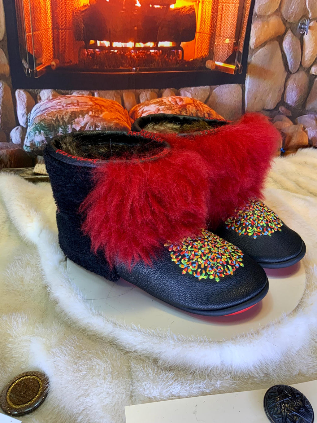 Mocassins d’intérieur Pauline 9 femme, cuir brodé mandala multicolore, fourrure recyclée, faits à la main au Québec ✨🌈❤️