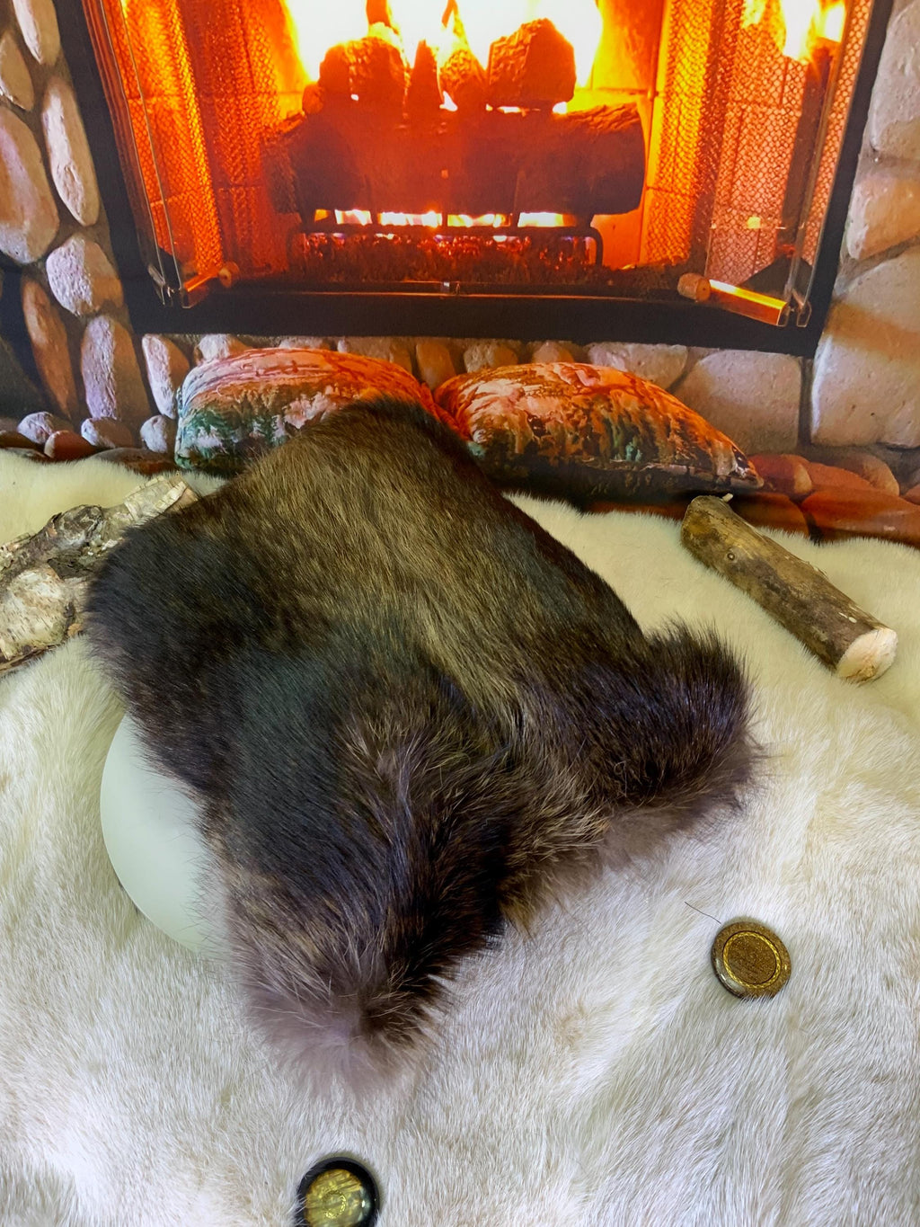 Coussin fourrure recyclée raton laveur fait à la main Québec coussin décoratif cuir recyclé brodé pièce unique ArtAbaska