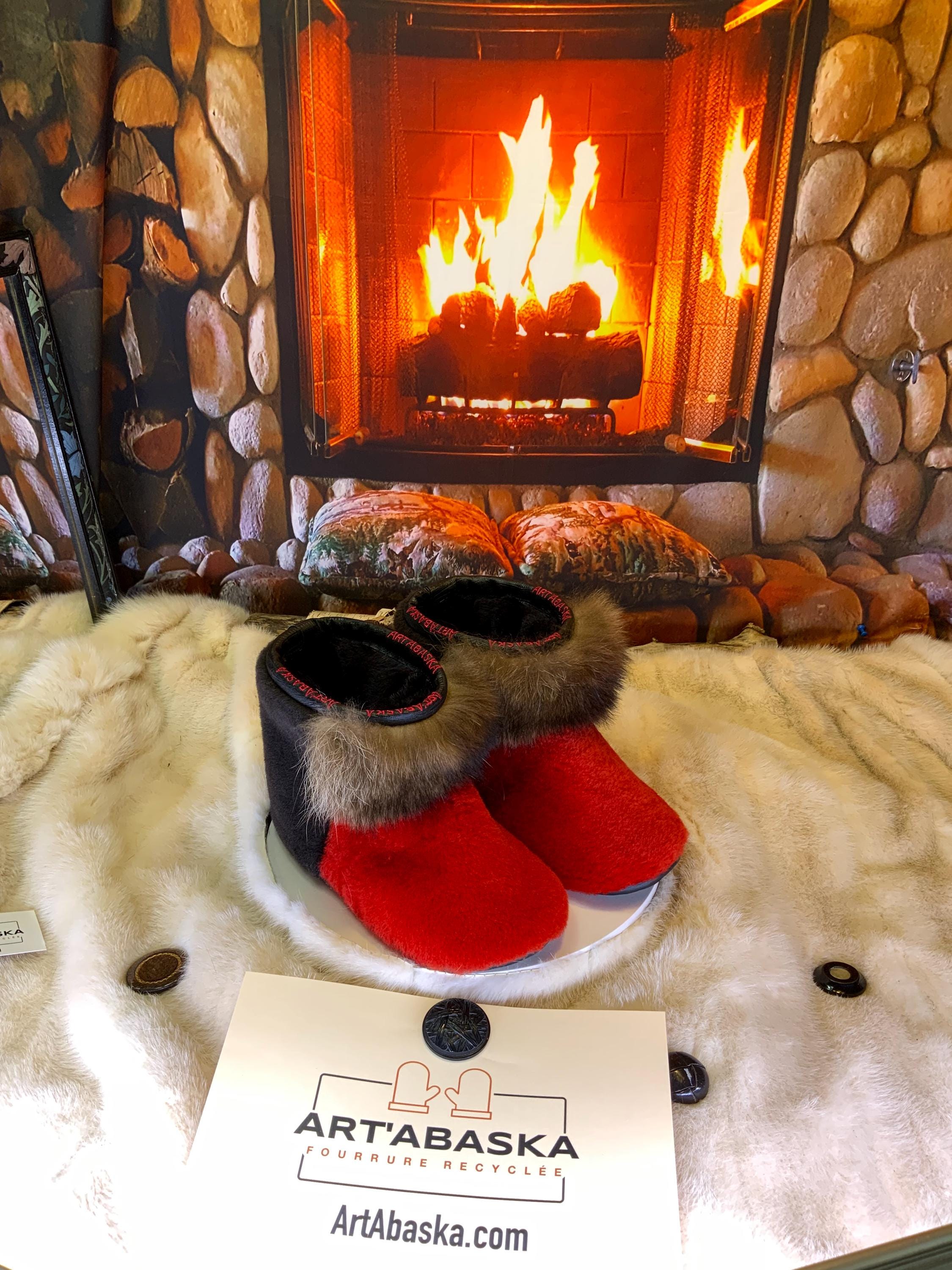 Mocassins d’intérieur Micheline 8 femme, mouton rouge vif, chat sauvage recyclé et cuir serpent, faits à la main au Québec ❤️✨