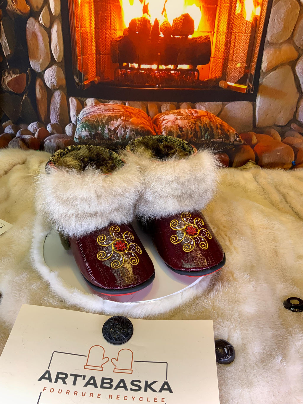 Mocassins d’intérieur Anita 9 femme cuir anguille bourgogne brodé serpent renard norvegien mouton recyclé Québec