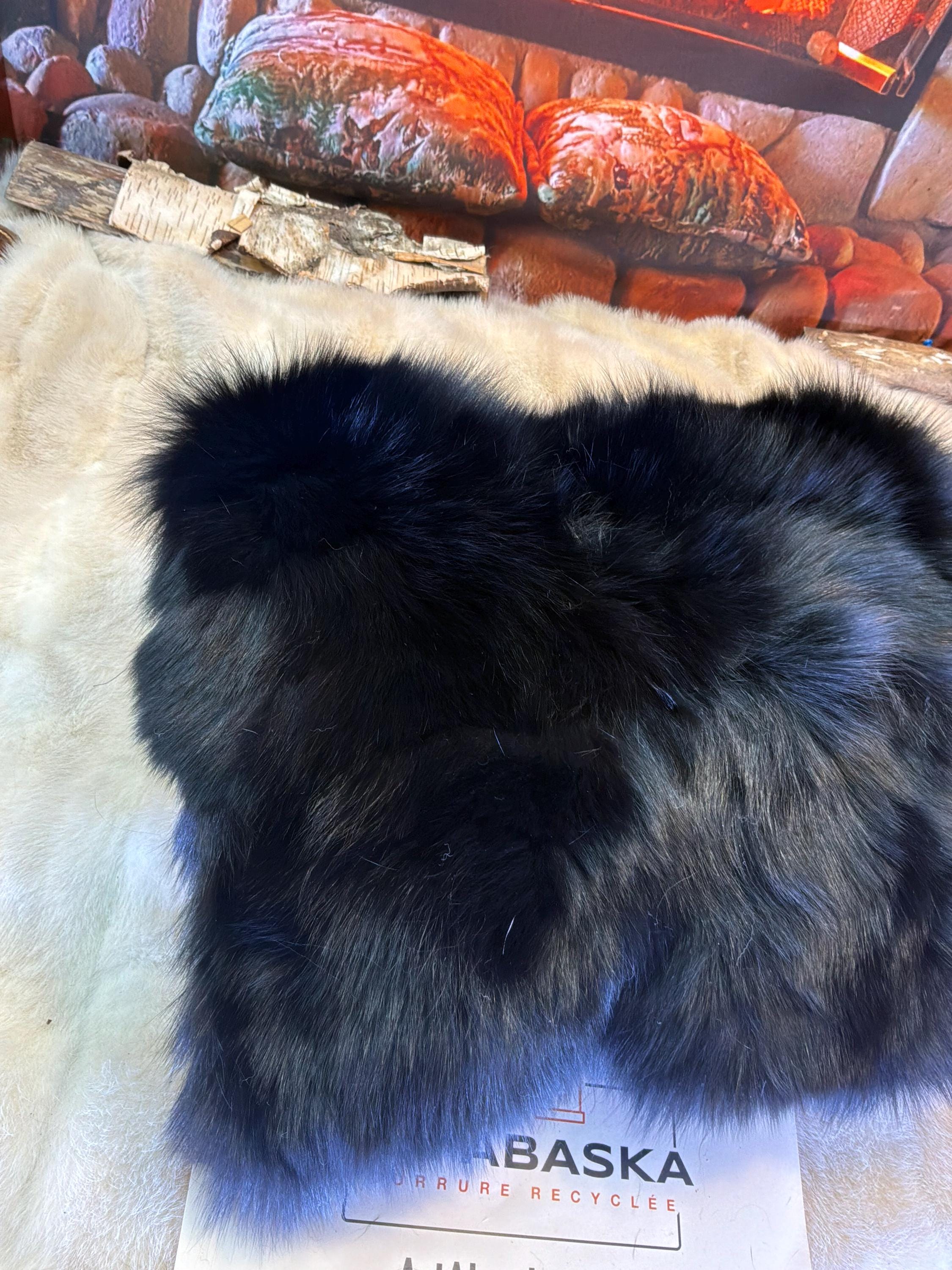 Coussin fourrure recyclée renard noir patchwork fait à la main Québec coussin décoratif cuir suède noir brodé pièce unique ArtAbaska