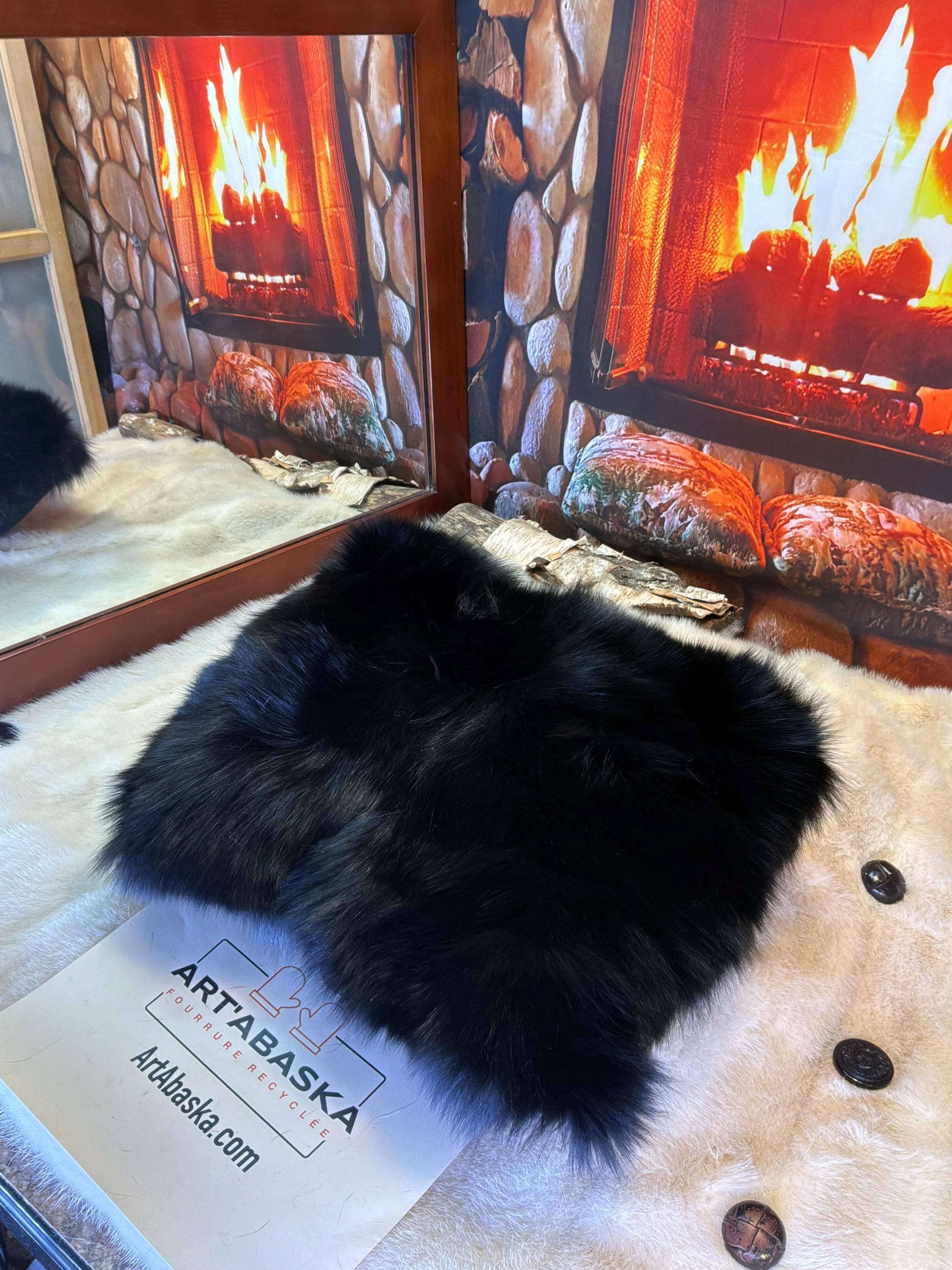 Coussin fourrure recyclée renard noir patchwork fait à la main Québec coussin décoratif cuir suède noir brodé pièce unique ArtAbaska