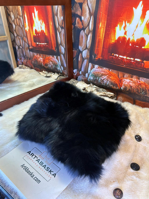 Coussin fourrure recyclée renard noir patchwork fait à la main Québec coussin décoratif cuir suède noir brodé pièce unique ArtAbaska
