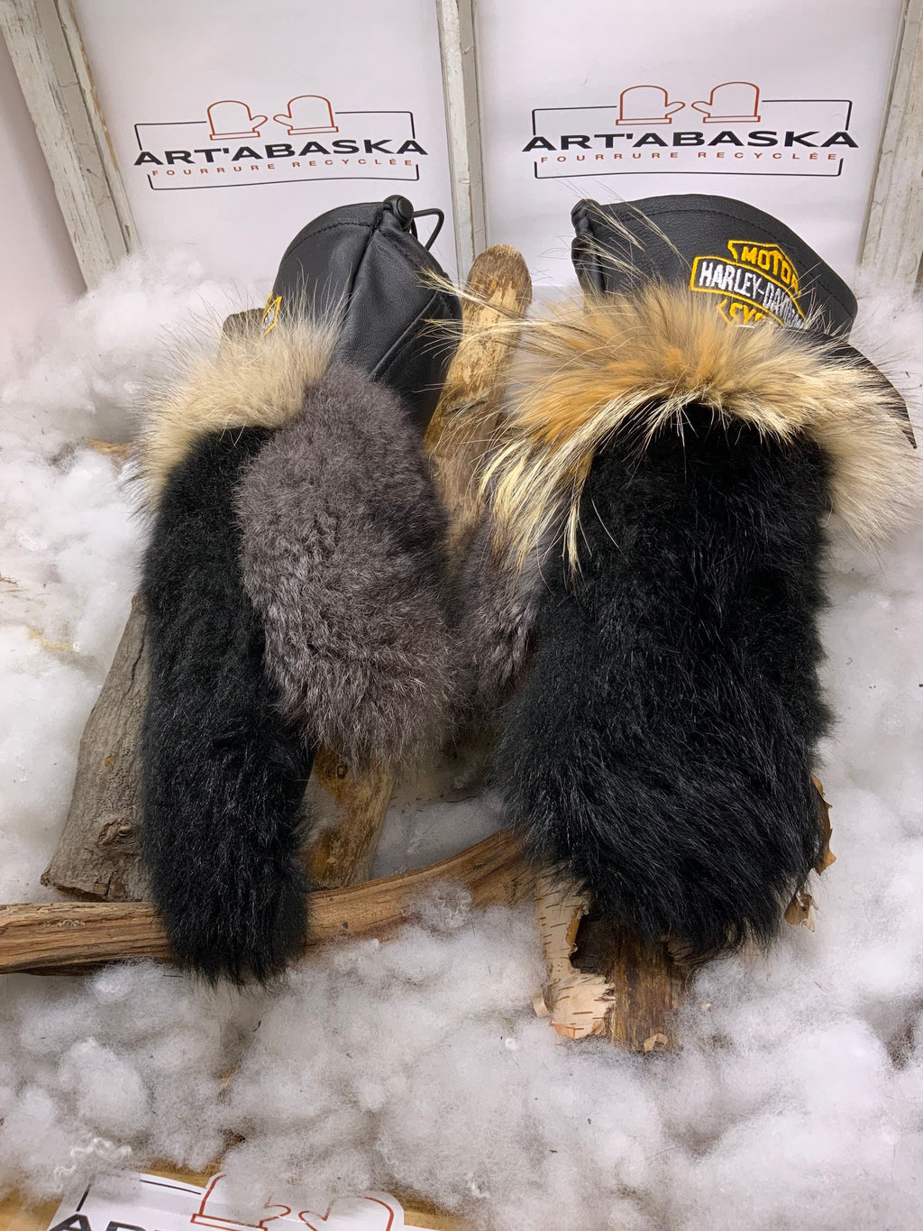Mitaines Réjeanne Large édition Harley Davidson cuir noir opossum gris renard recyclés broderie ArtAbaska fait à la main Québec