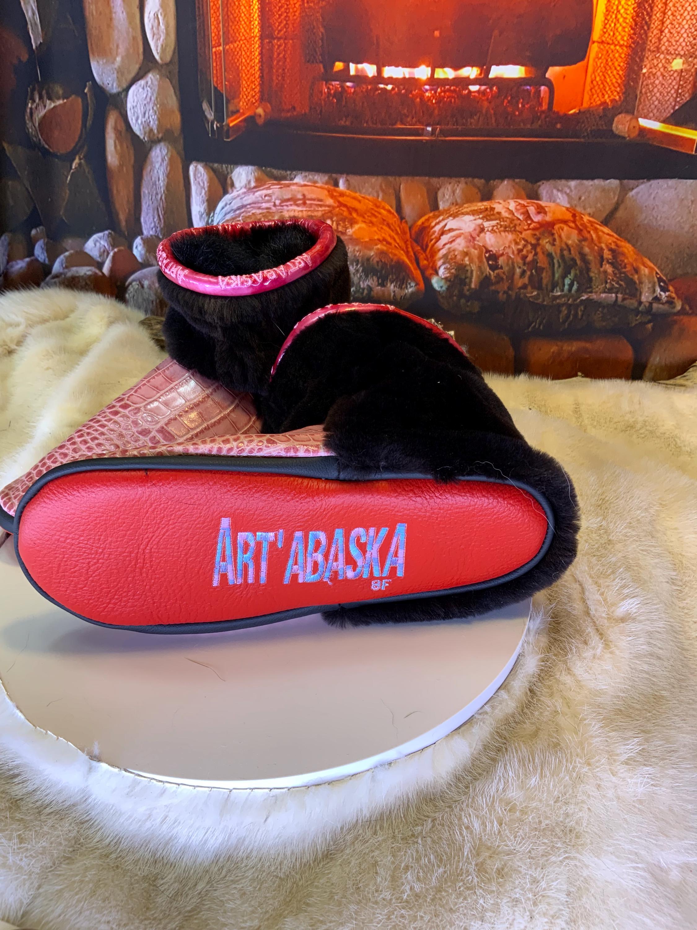 Mocassins d’intérieur Johanne 8 femme, cuir croco rose recyclé et castor rasé recyclé, faits à la main au Québec 💗✨