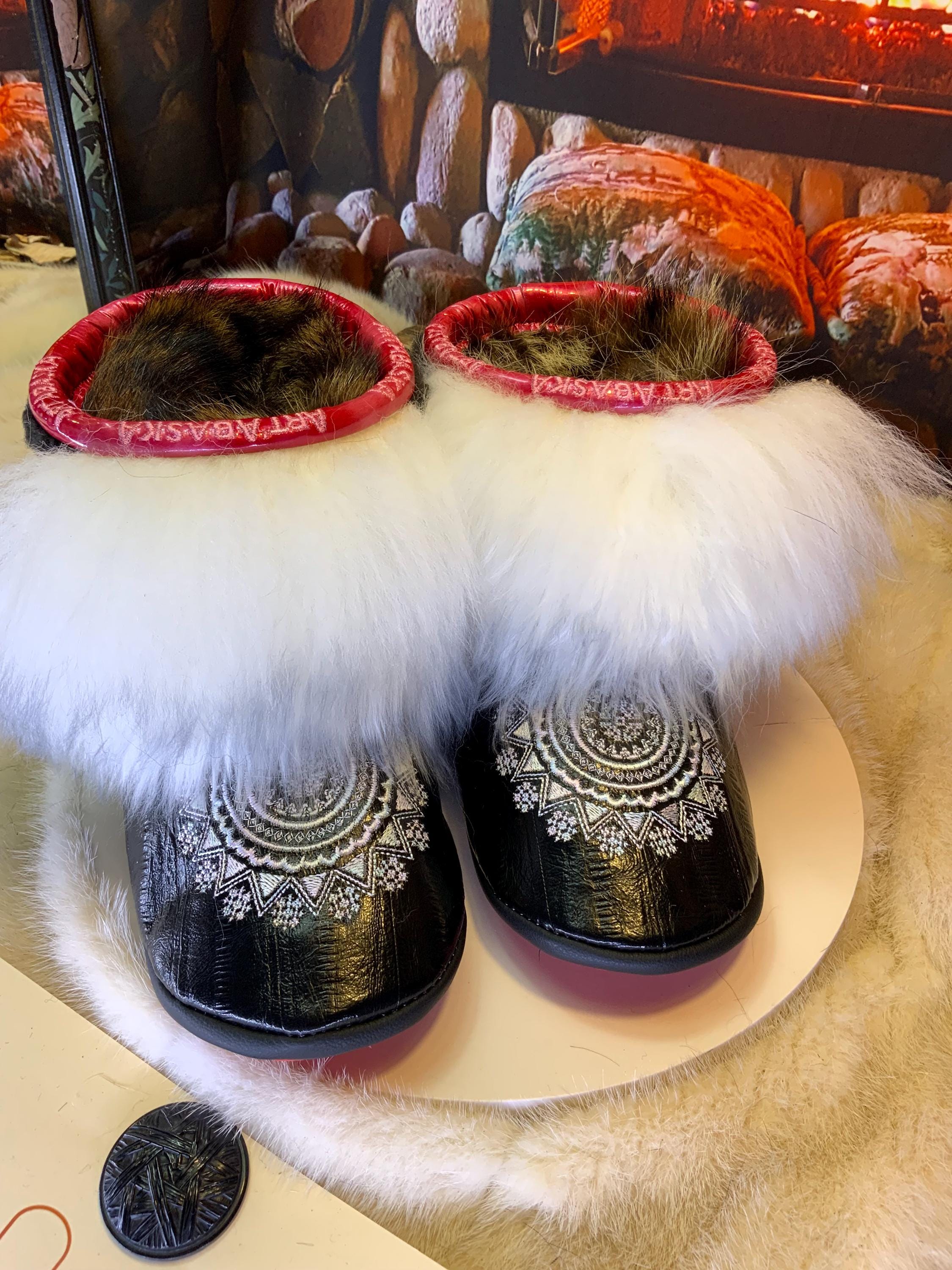 Mocassins d’intérieur Les Colette – 9 femme – cuir d’anguille noir brodé mandala pastel & fourrures recyclées, exclusivité Québec