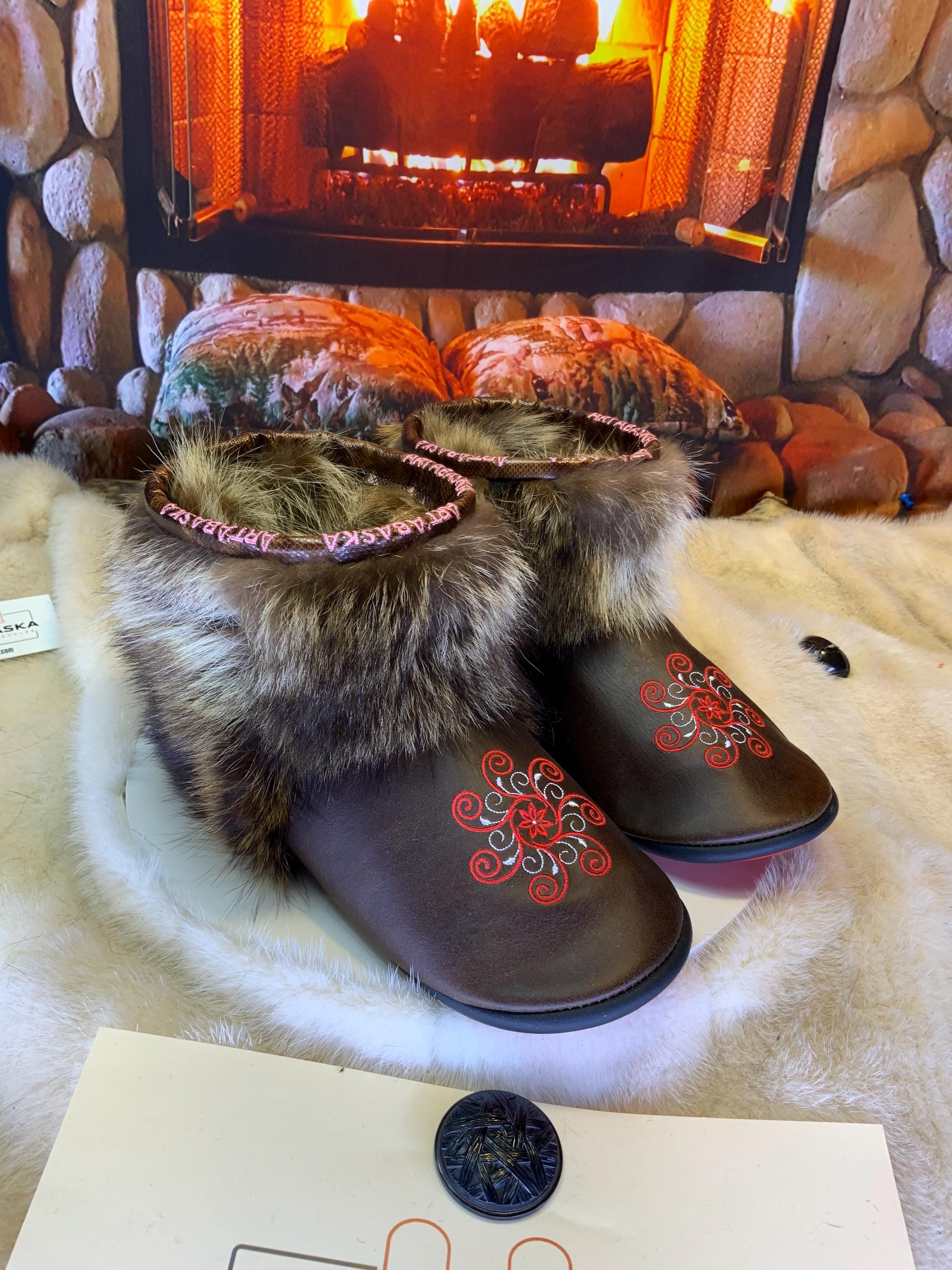 Mocassins d’intérieur Véronique – 9 Femme – cuir italien brun café brodé mandala rouge & blanc – fait à la main au Québec – pièce unique