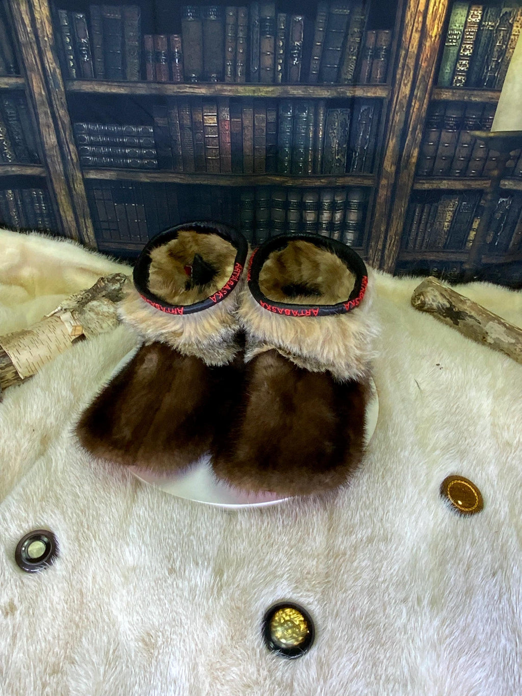 Mocassins d’intérieur Rosa – pointure 10 Femme – vison, raton bleached & coyote recyclés – pièce unique faite à la main au Québec