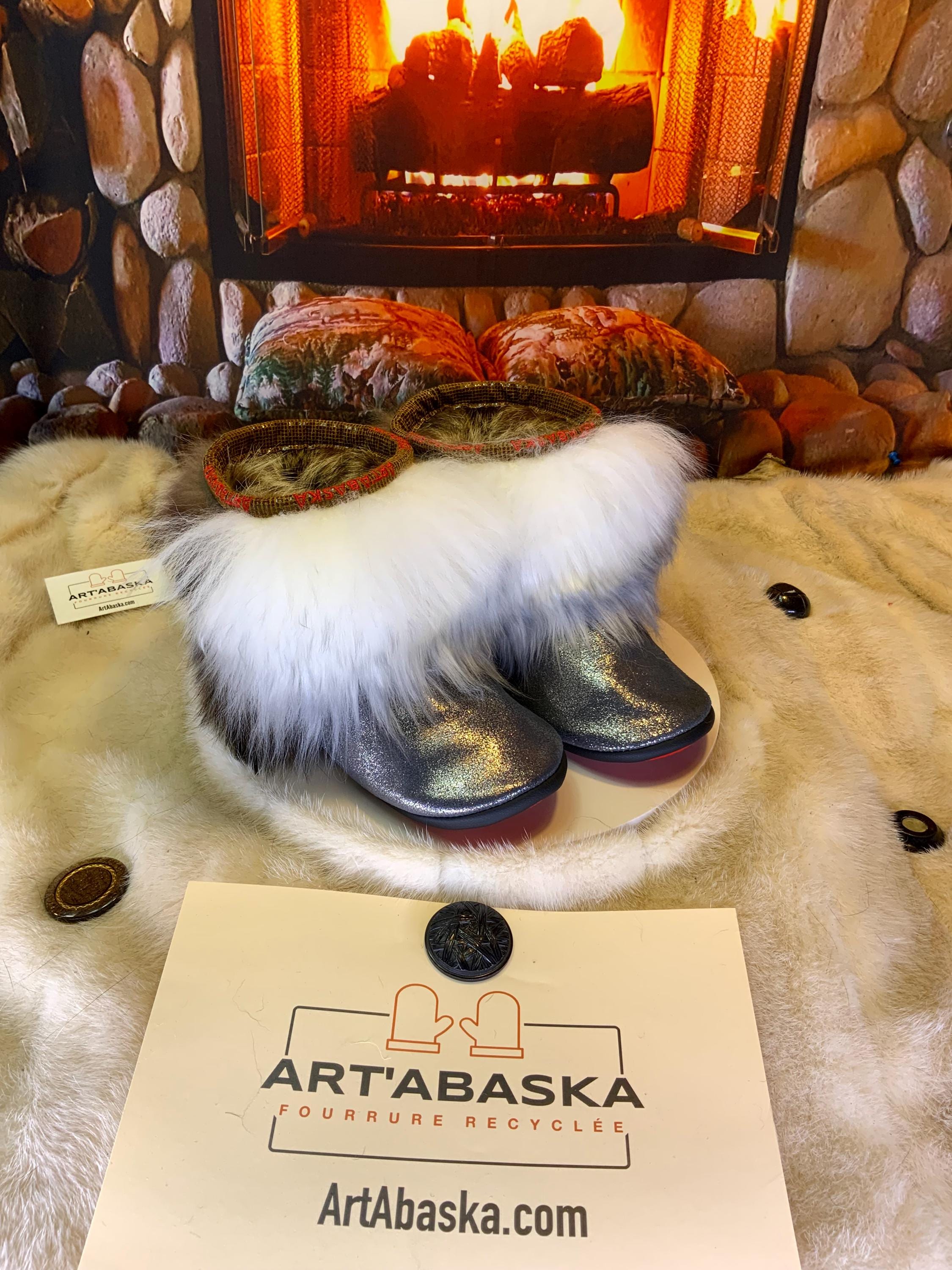 Mocassins d’intérieur Colombe pour 8 femme en cuir argenté brillant, mouton naturel blanc et raton naturel recyclé – faits à la main au Québec, respirants, confort de luxe, pièce unique Art’Abaska ✨🤍