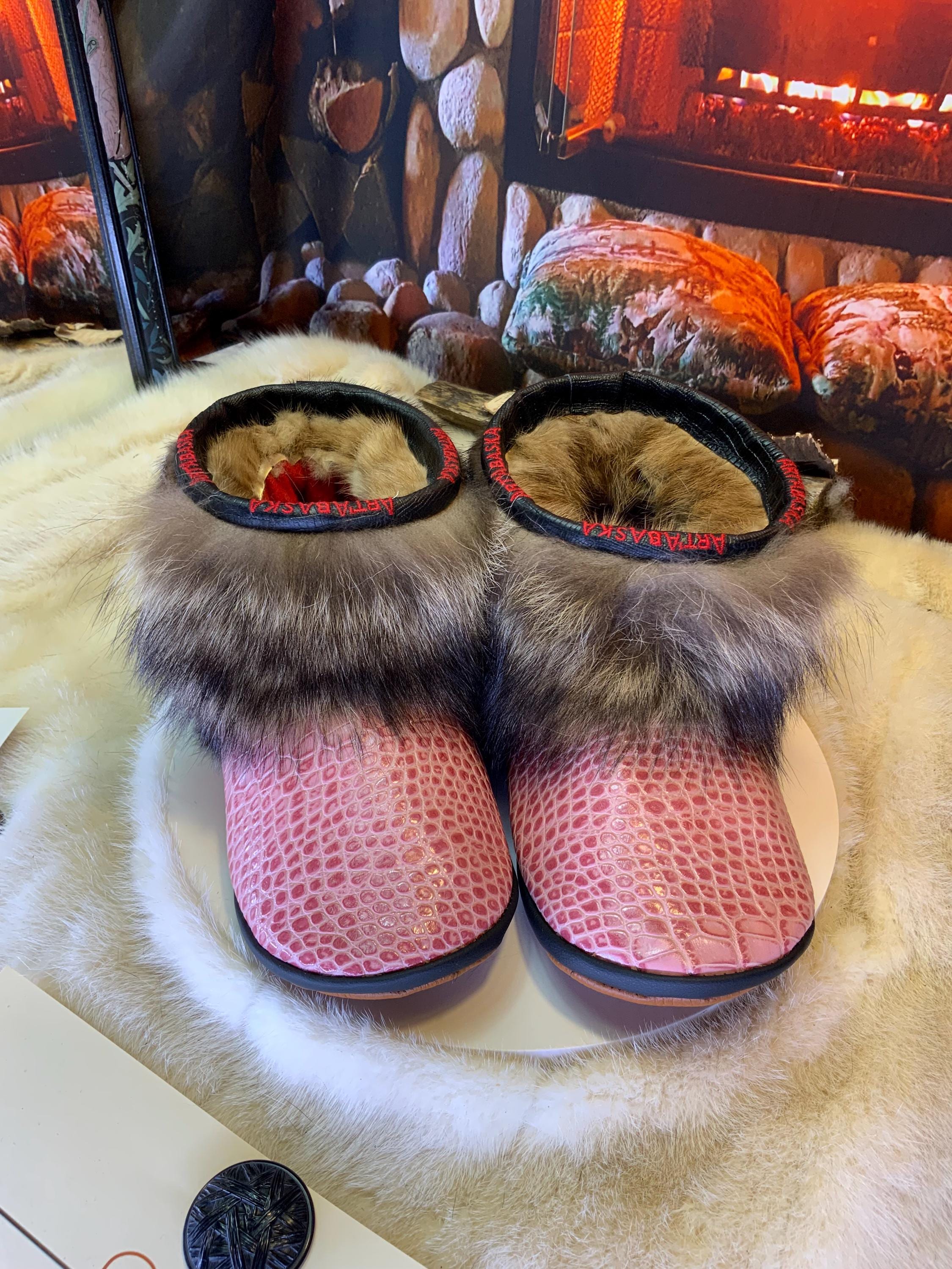 Mocassins d’intérieur Yvette 10 femme cuir italien embossé crocodile rose raton vison recyclés semelle brun caramel Québec