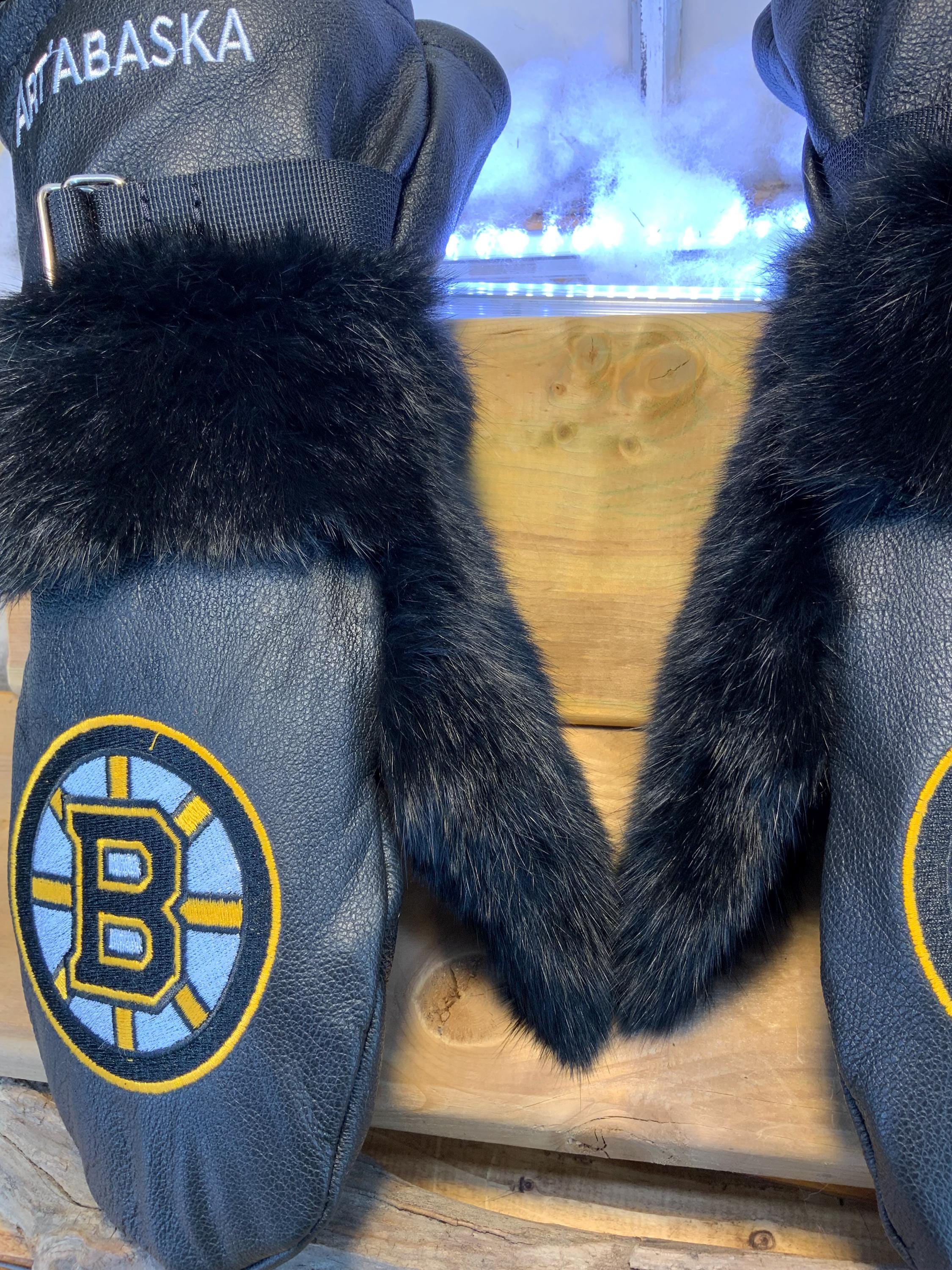 Mitaines Marguerite X-Large hommage aux Bruins de Boston cuir italien noir et lapin recycle fait a la main piece unique Quebec