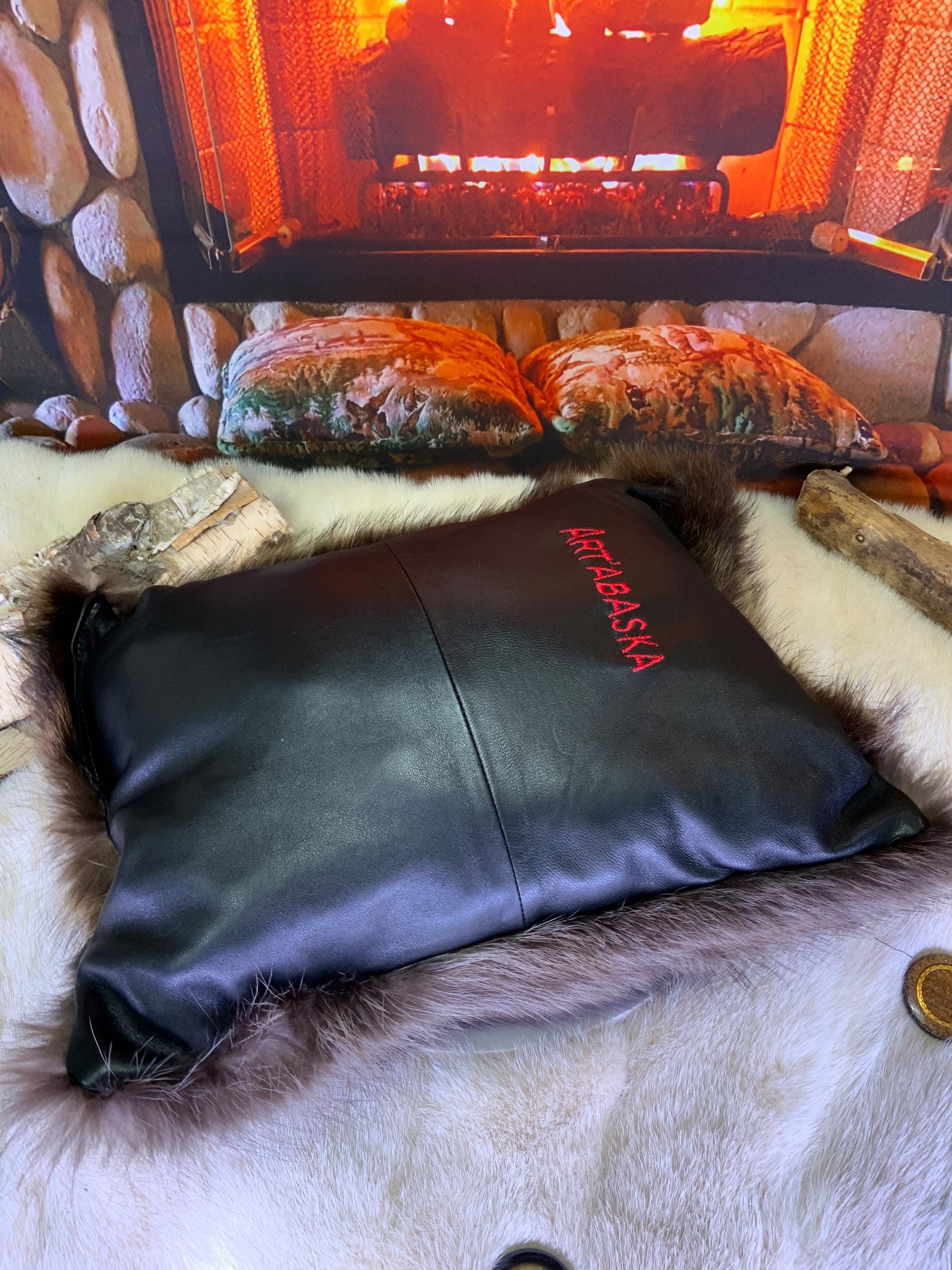 Coussin fourrure recyclée raton laveur fait à la main Québec coussin décoratif cuir recyclé brodé pièce unique ArtAbaska