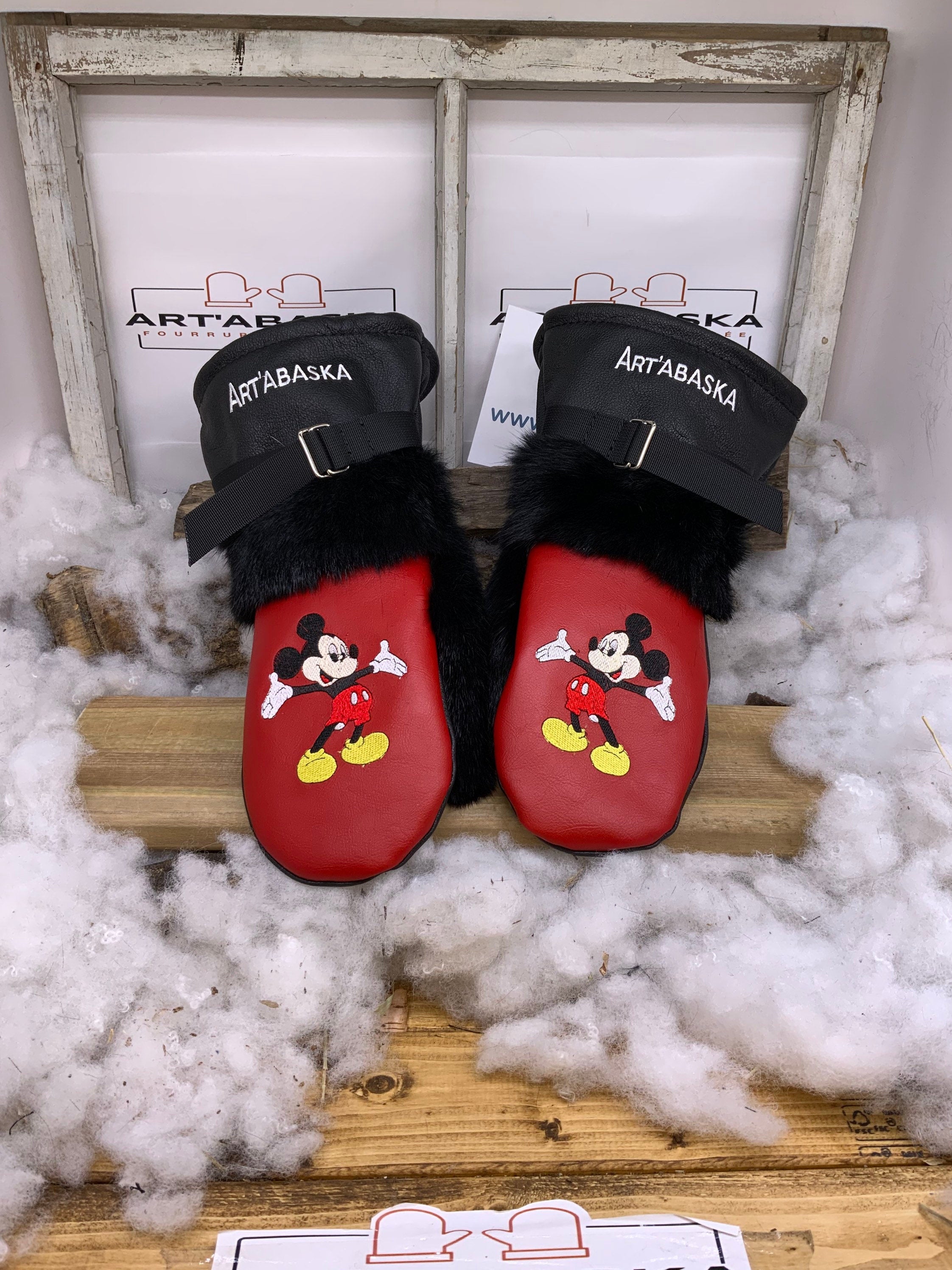 Mitaines Les Camille Édition Spéciale Mickey – Fourrure recyclée, cuir noir, broderies originales – Fait à la main Québec