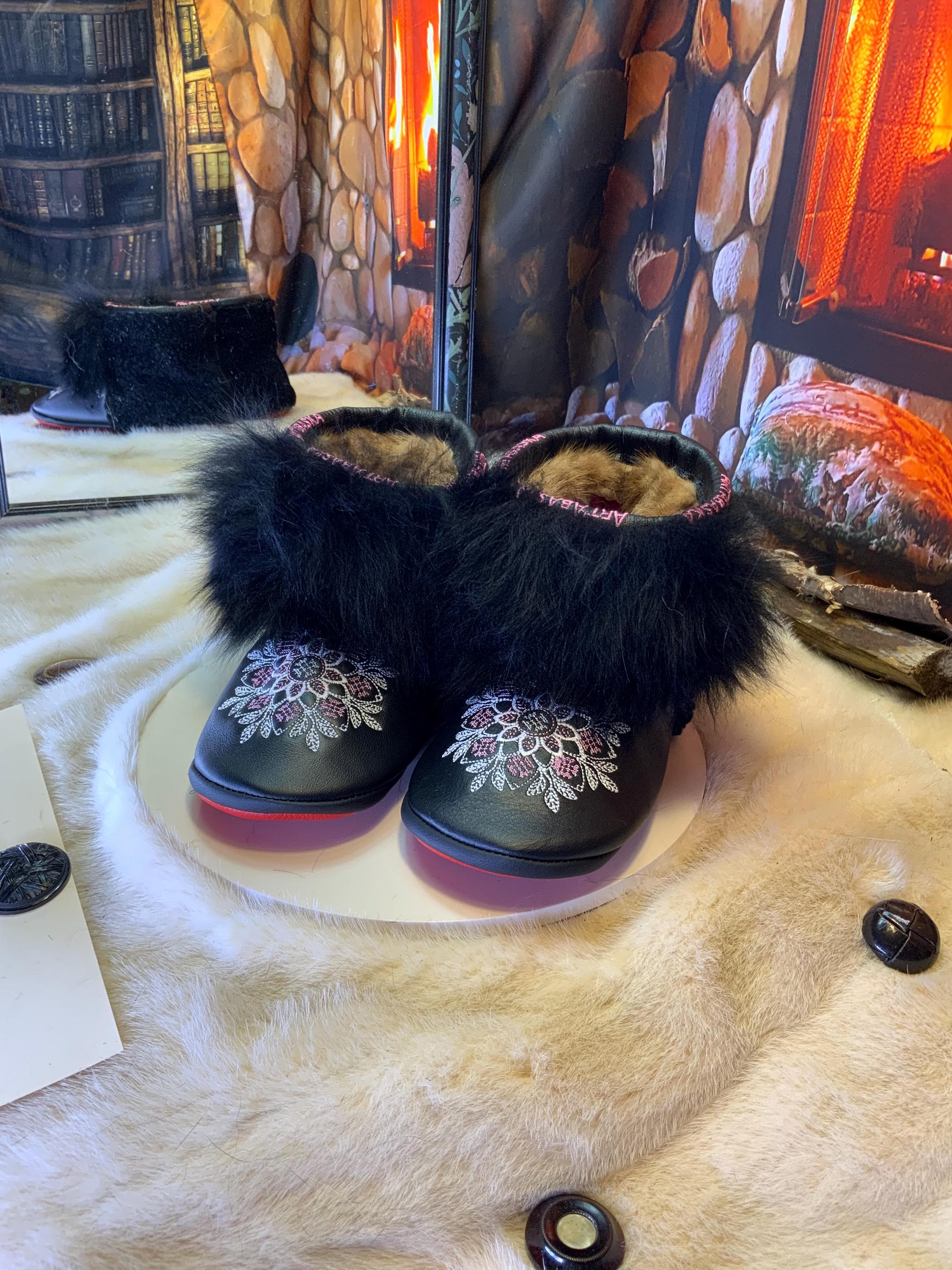 Mocassins d’intérieur Les Odette – 10 femme – cuir noir mandala brodé rose blanc & mouton recyclé, pièce unique Québec artisanal