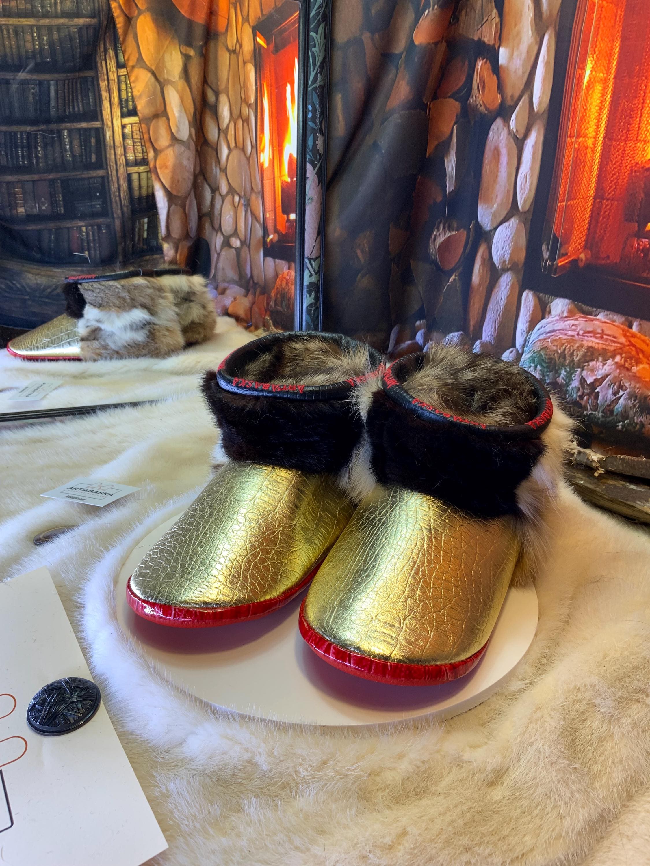 Mocassin d’intérieur homme Les Blandine – pointure 10 – cuir doré imprimé crocodile, vison & coyote recyclés – fait à la main au Québec