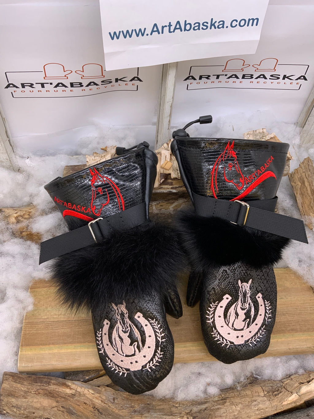 Mitaines Les Anne – Medium, cuir et fourrure recyclés noirs, broderie cheval, fait à la main au Québec