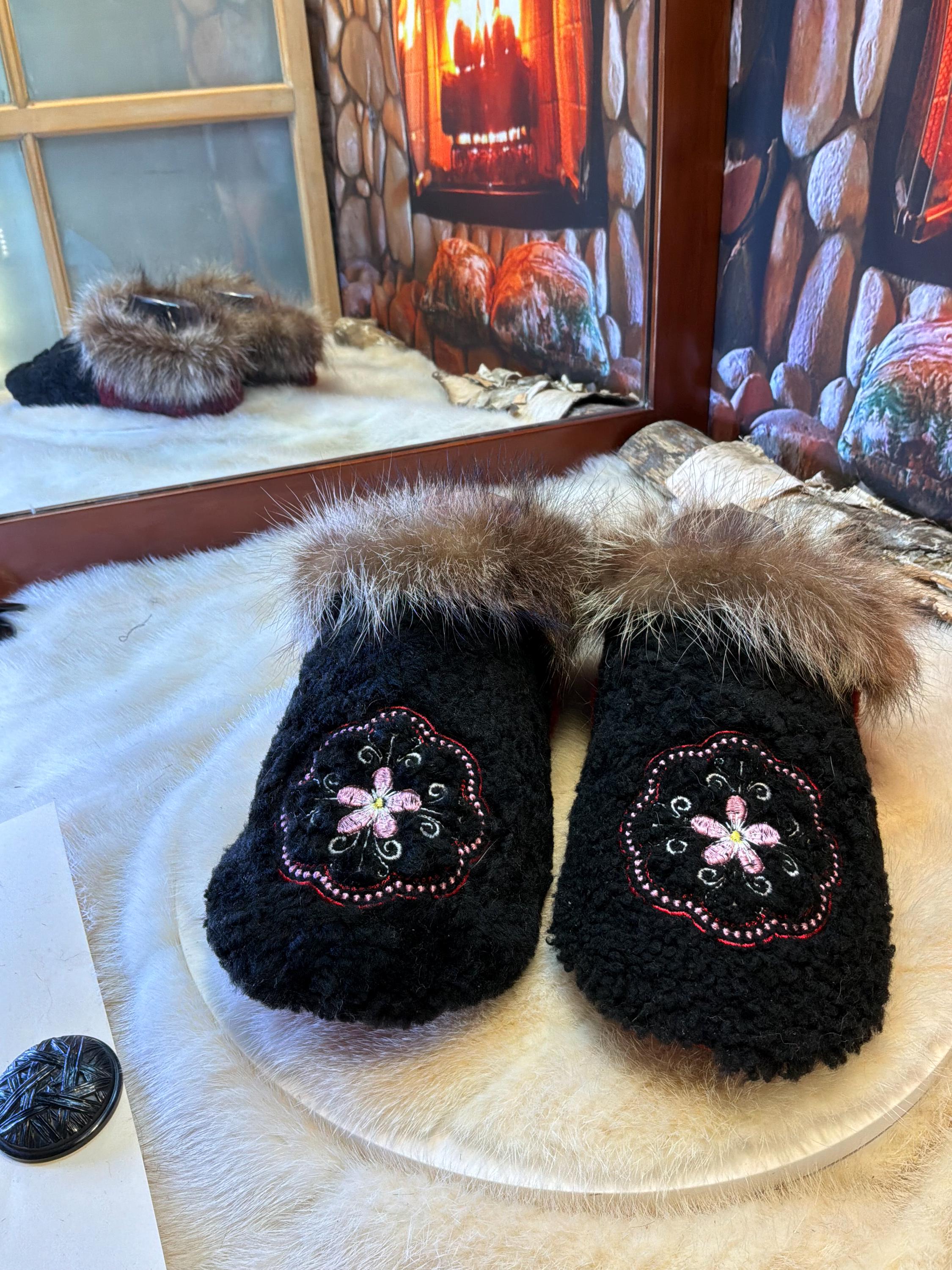 Slipper Emilia pointure 8 femme – Sherling italien & cuir recyclé, pièce unique faite à la main au Québec Édition Brodée