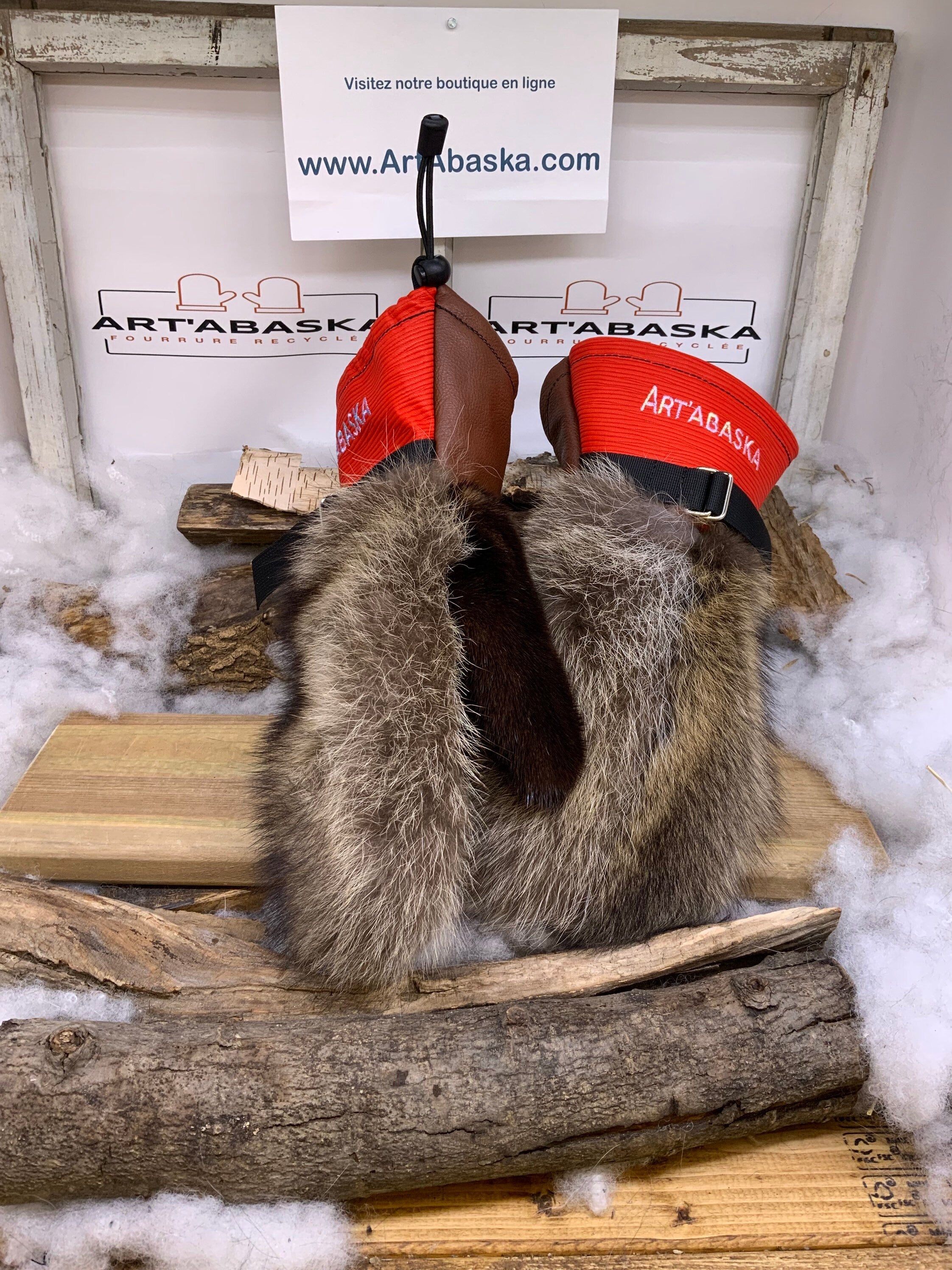 Mitaines Les Claudette – Médium, raton laveur et vison recyclés avec cuir embossé rouge, fait à la main au Québec, pièce unique artisanale