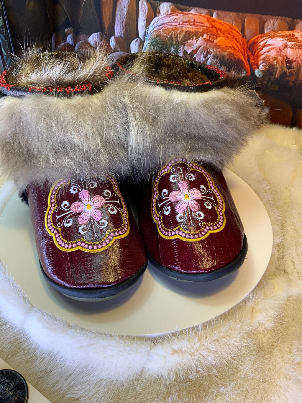 Mocassins d’intérieur Adèle – 7 femme – cuir d’anguille brodé mandala rose-blanc-or, fourrure recyclée & semelle verte kaki, faits à la main au Québec ✨🌸💚