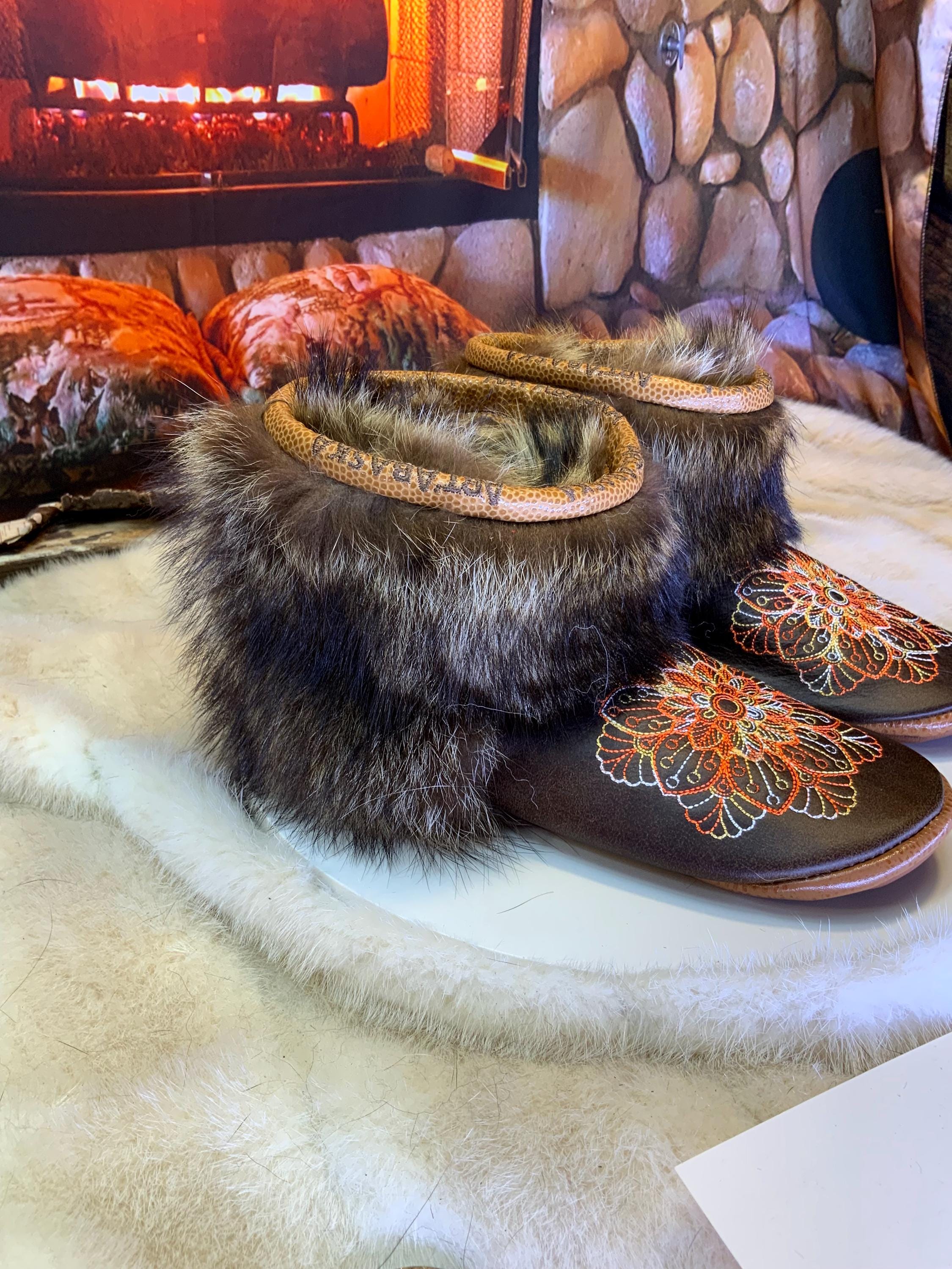 Mocassins d’intérieur Murielle – 6 femme – cuir italien brun chocolat brodé mandala orange, jaune et blanc, semelle brun chocolat au lait ✨🤎