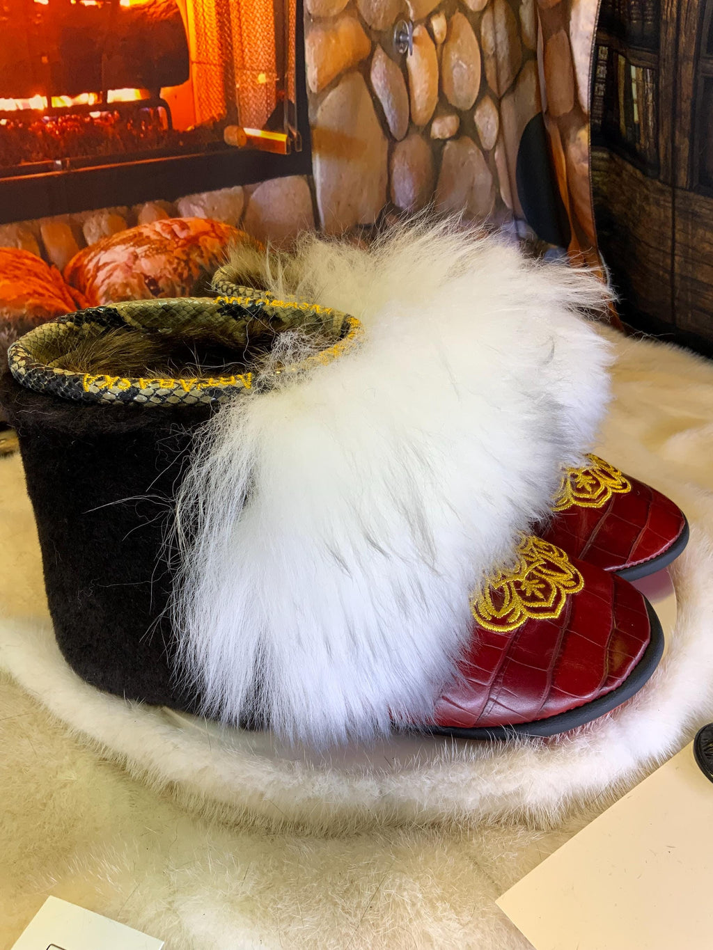 Mocassins d’intérieur Dorothée – 9 femme – cuir crocodile bourgogne brodé mandala fil de métal or, fourrure recyclée & semelle rouge, faits à la main au Québec ✨💛❤️