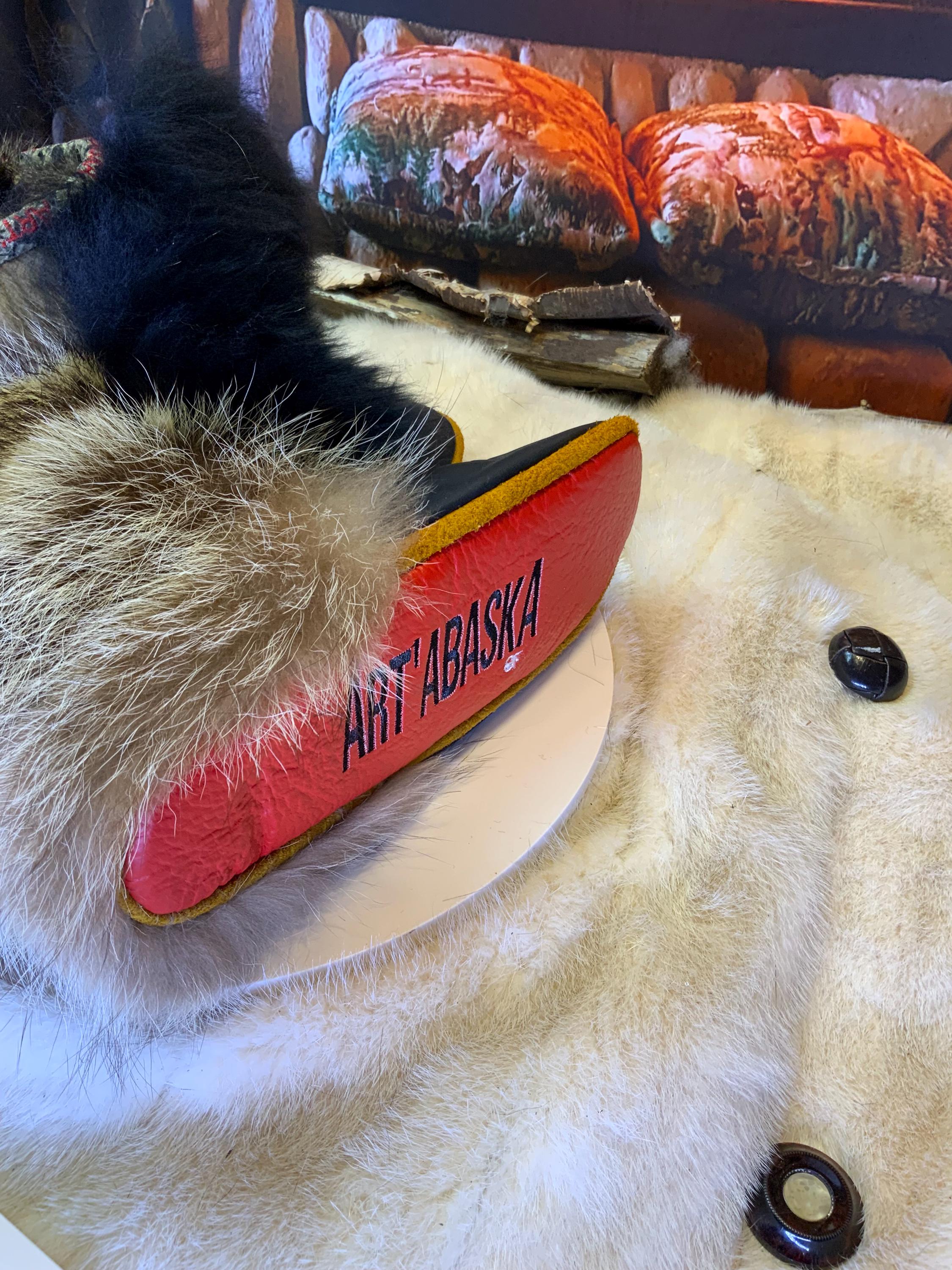 Mocassins d’intérieur Marceline – 8 femme – cuir italien noir brodé logo Yellowstone & touffe de mouton noire, faits à la main au Québec, pièce unique Art’Abaska ✨