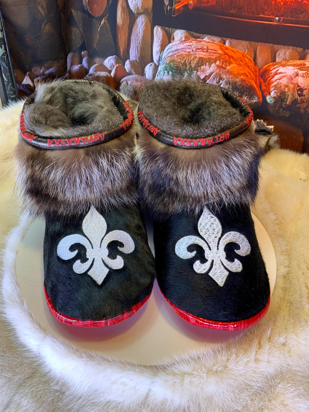 Mocassin d’intérieur Les Monique  pointure 11 homme édition Fleur de lys – cuir & fourrure recyclée – fait à la main au Québec, pièce unique