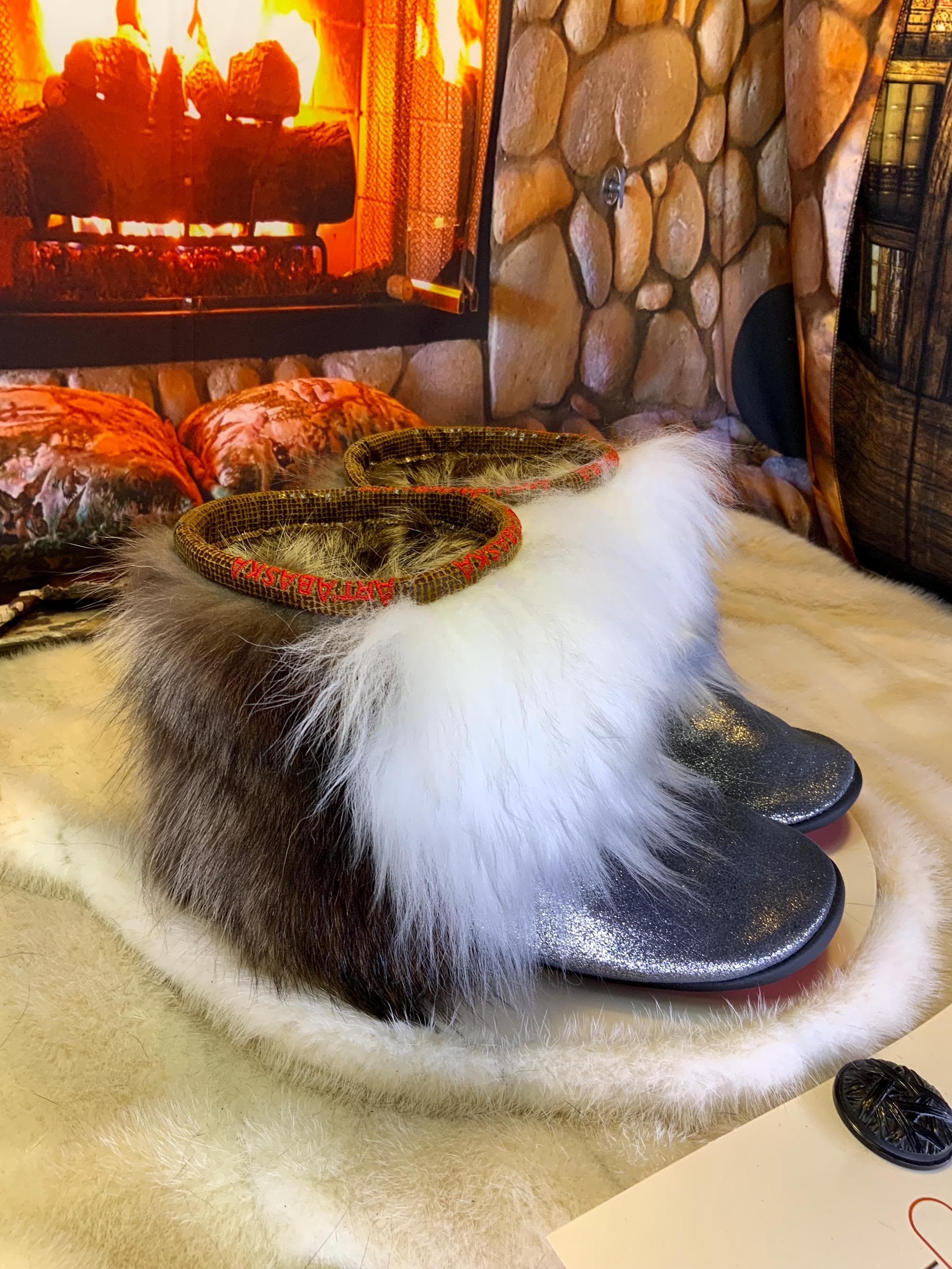 Mocassins d’intérieur Colombe pour 8 femme en cuir argenté brillant, mouton naturel blanc et raton naturel recyclé – faits à la main au Québec, respirants, confort de luxe, pièce unique Art’Abaska ✨🤍