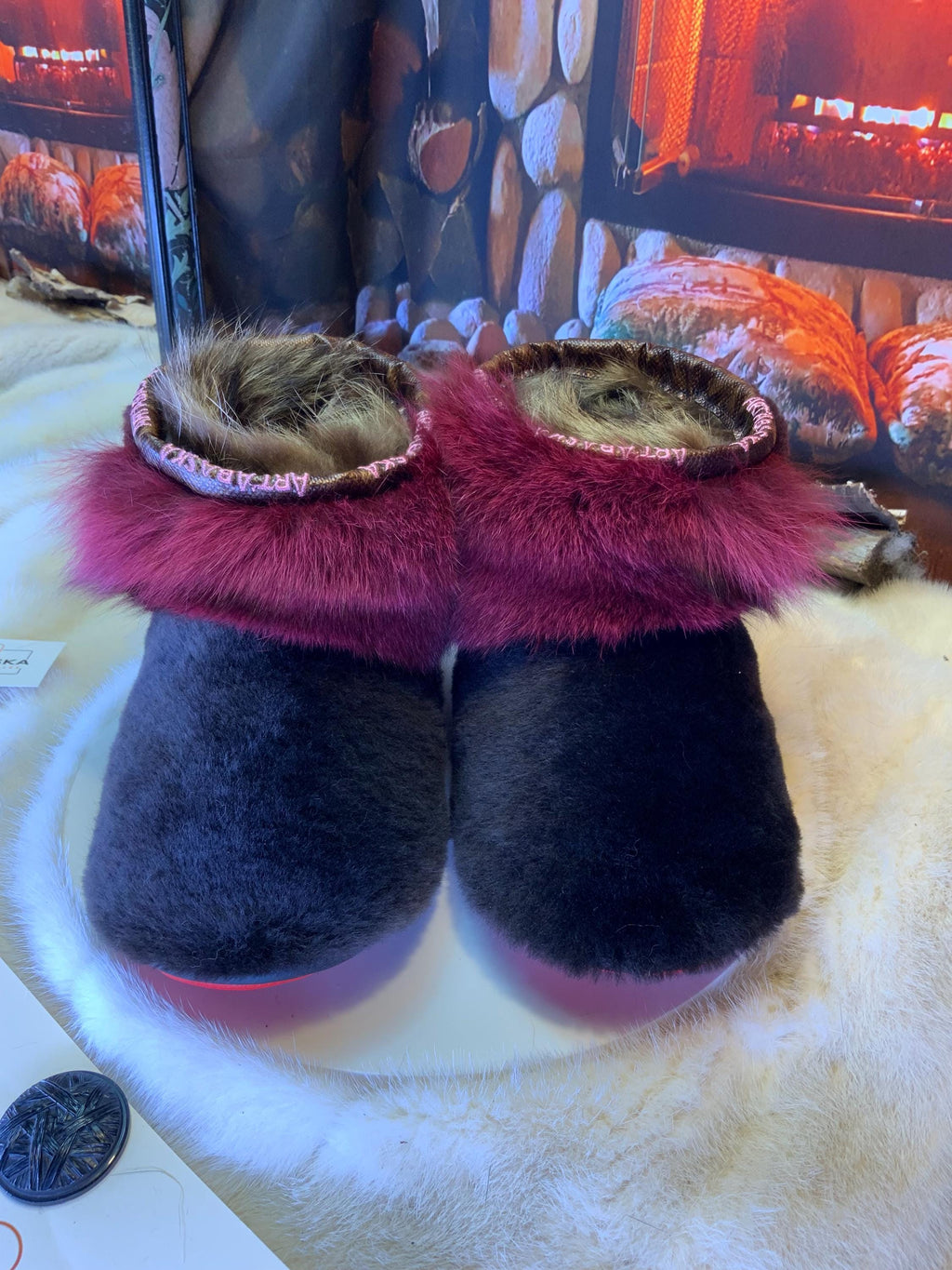 Mocassins d’intérieur Mireille 9 femme, mouton brun café, renard bourgogne recyclé, faits à la main au Québec ✨🤎❤️