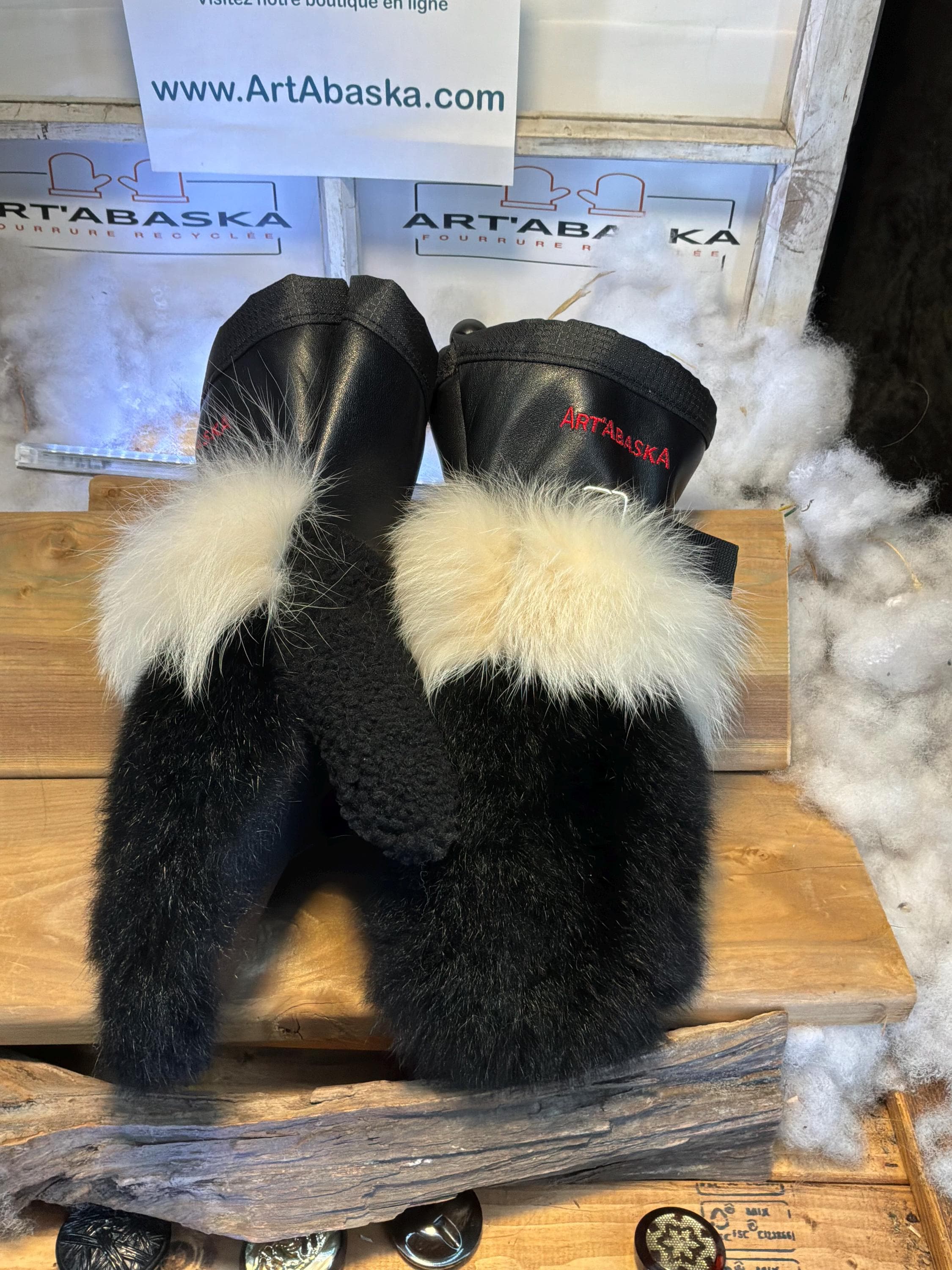Mitaines Carole Medium cuir italien noir & opossum recyclé avec bande de renard blanc norvégien fait à la main Québec