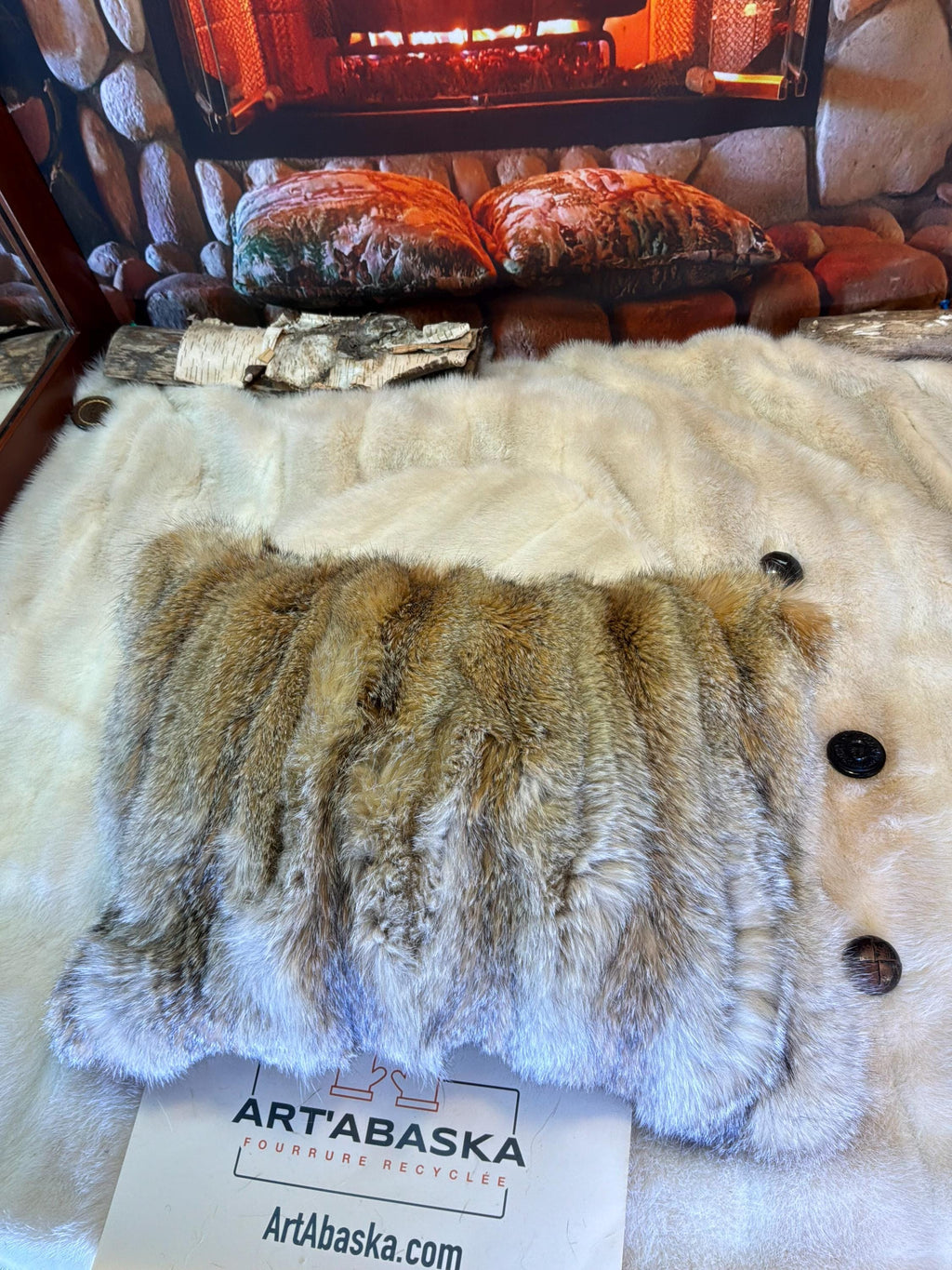 Coussin fourrure recyclée coyote fait à la main Québec coussin décoratif cuir brun chocolat brodé tête de cheval pièce unique ArtAbaska