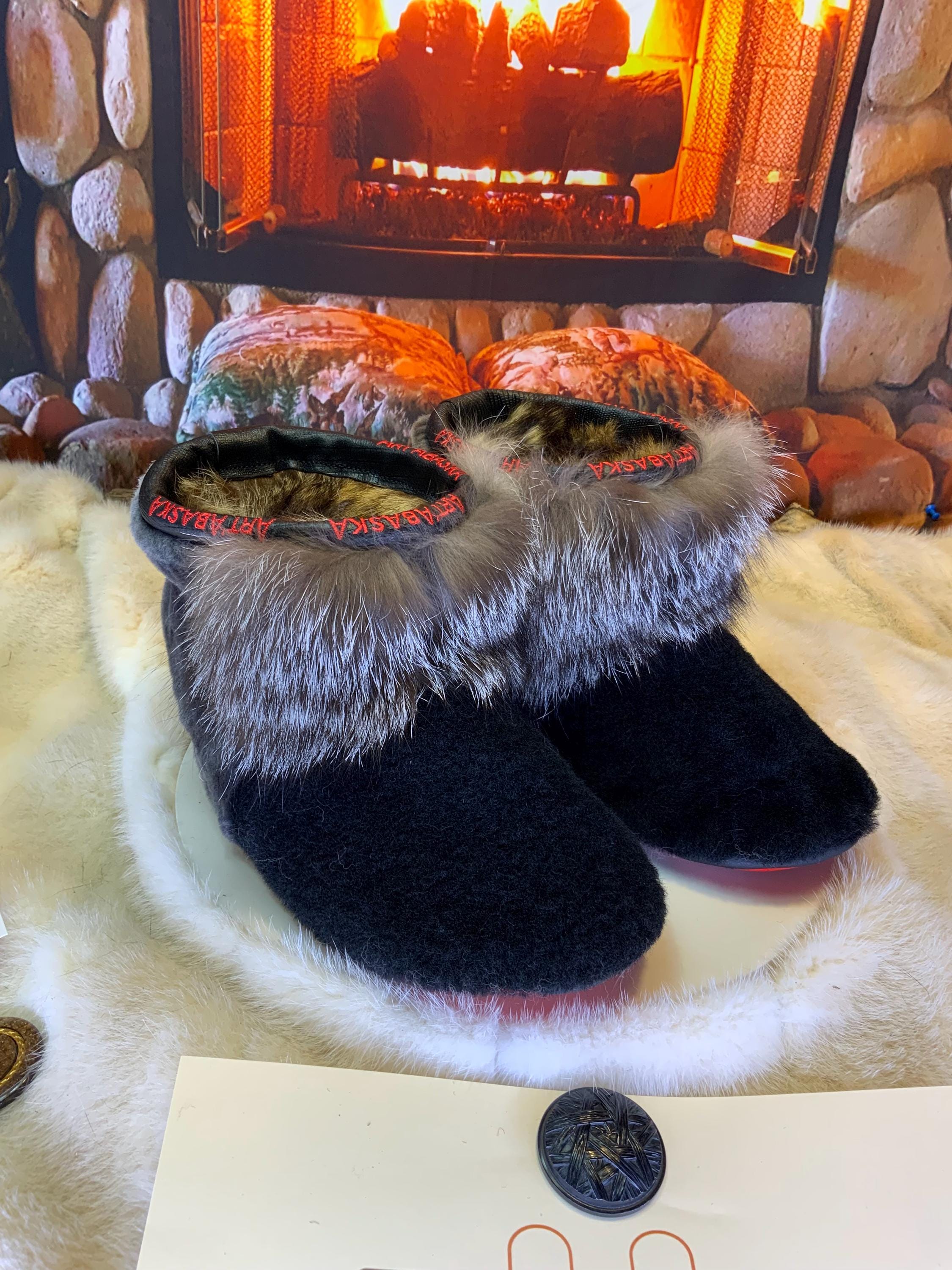 Mocassins d’intérieur Cécile 7 femme, tout fourrure recyclée mouton noir & renard cristal, faits à la main au Québec ✨🖤🤍