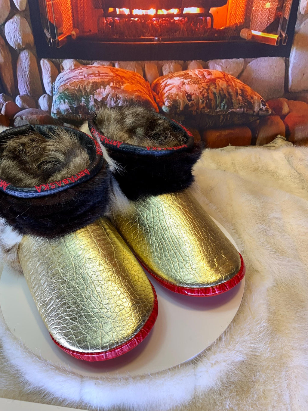 Mocassin d’intérieur homme Les Blandine – pointure 10 – cuir doré imprimé crocodile, vison & coyote recyclés – fait à la main au Québec