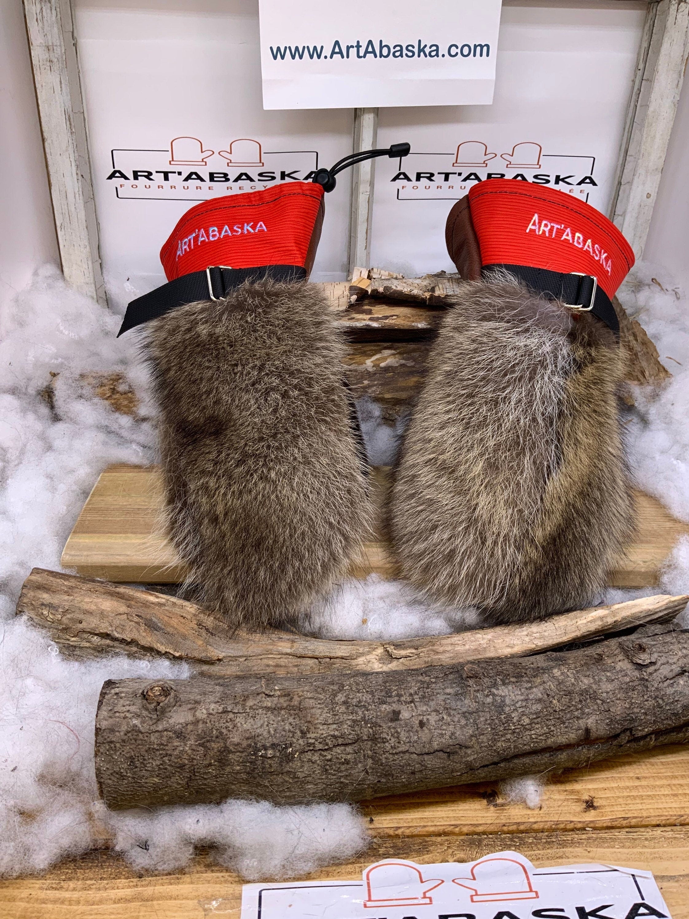 Mitaines Les Claudette – Médium, raton laveur et vison recyclés avec cuir embossé rouge, fait à la main au Québec, pièce unique artisanale